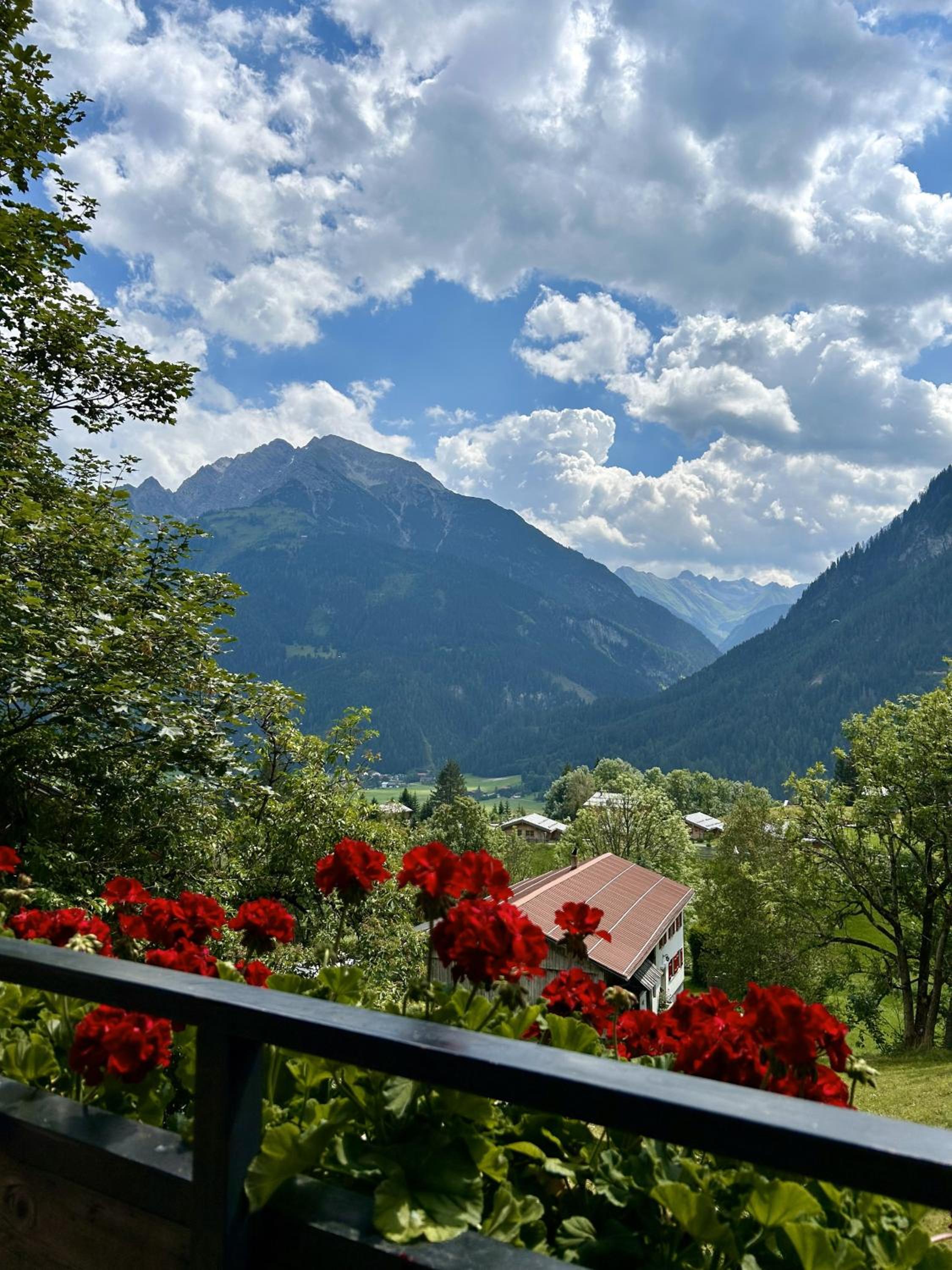 WOLF RETREAT Apartments im Lechtal davor Appartementhaus Michaela