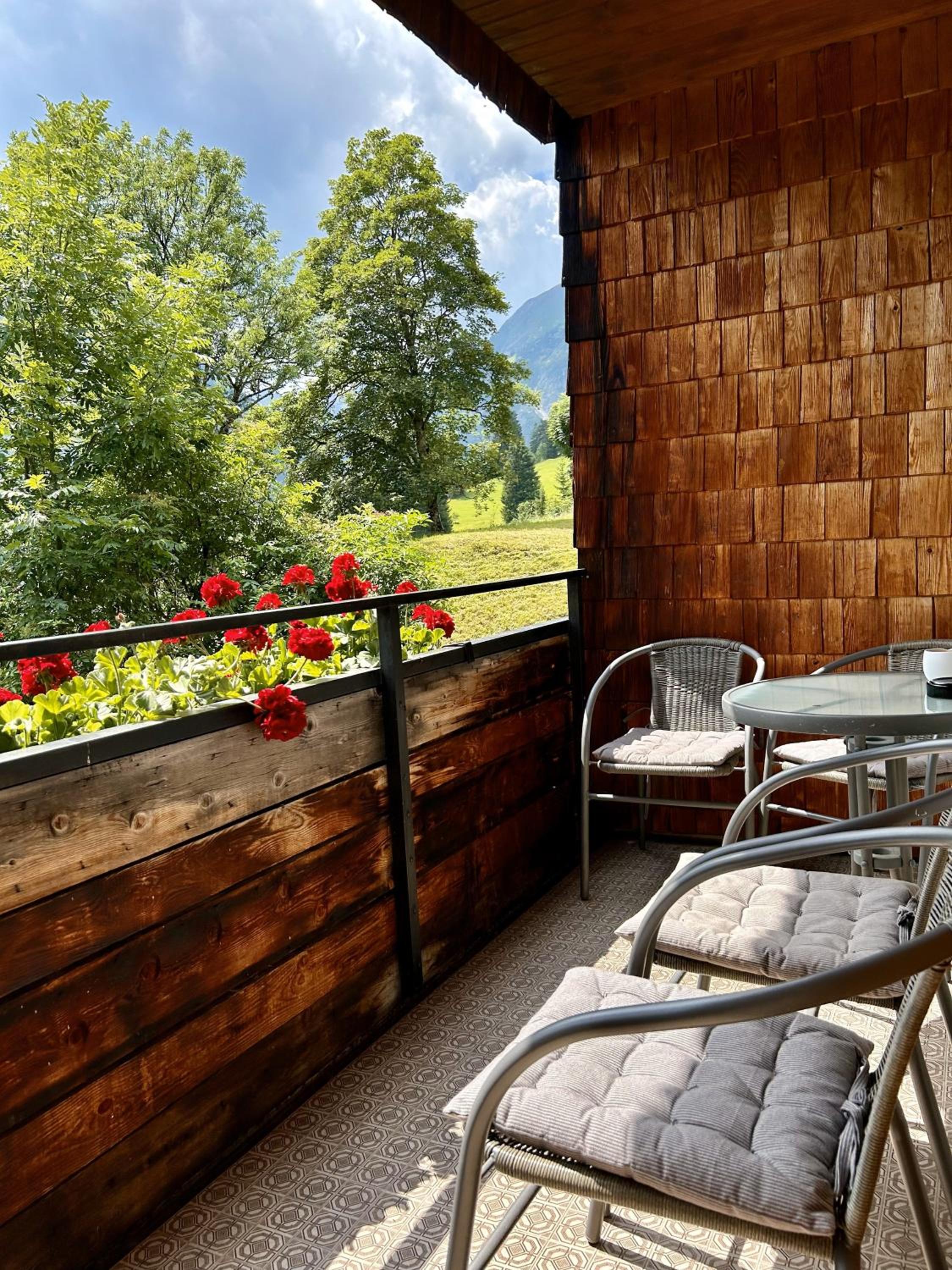 WOLF RETREAT Apartments im Lechtal davor Appartementhaus Michaela