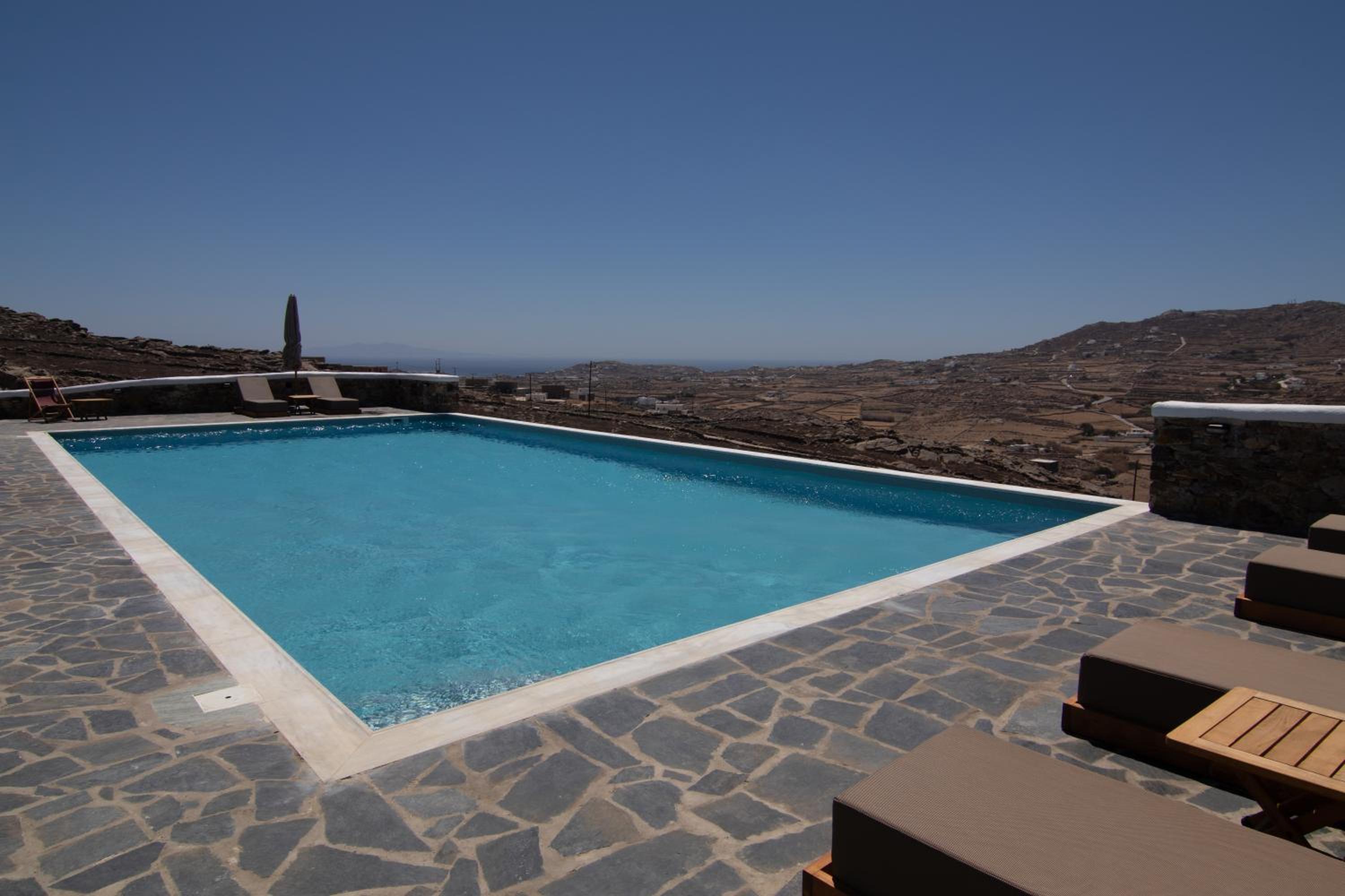 Thronos Suites
