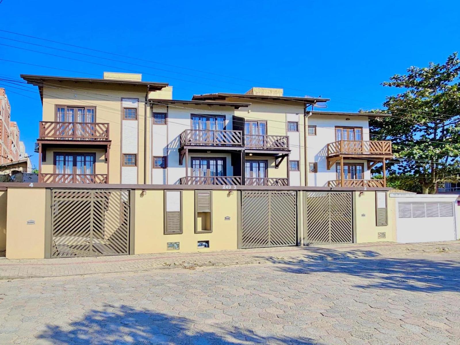 SOBRADO 180 MTS PRAIA MARISCAL BOMBINHAS Algodoeiro 249-4