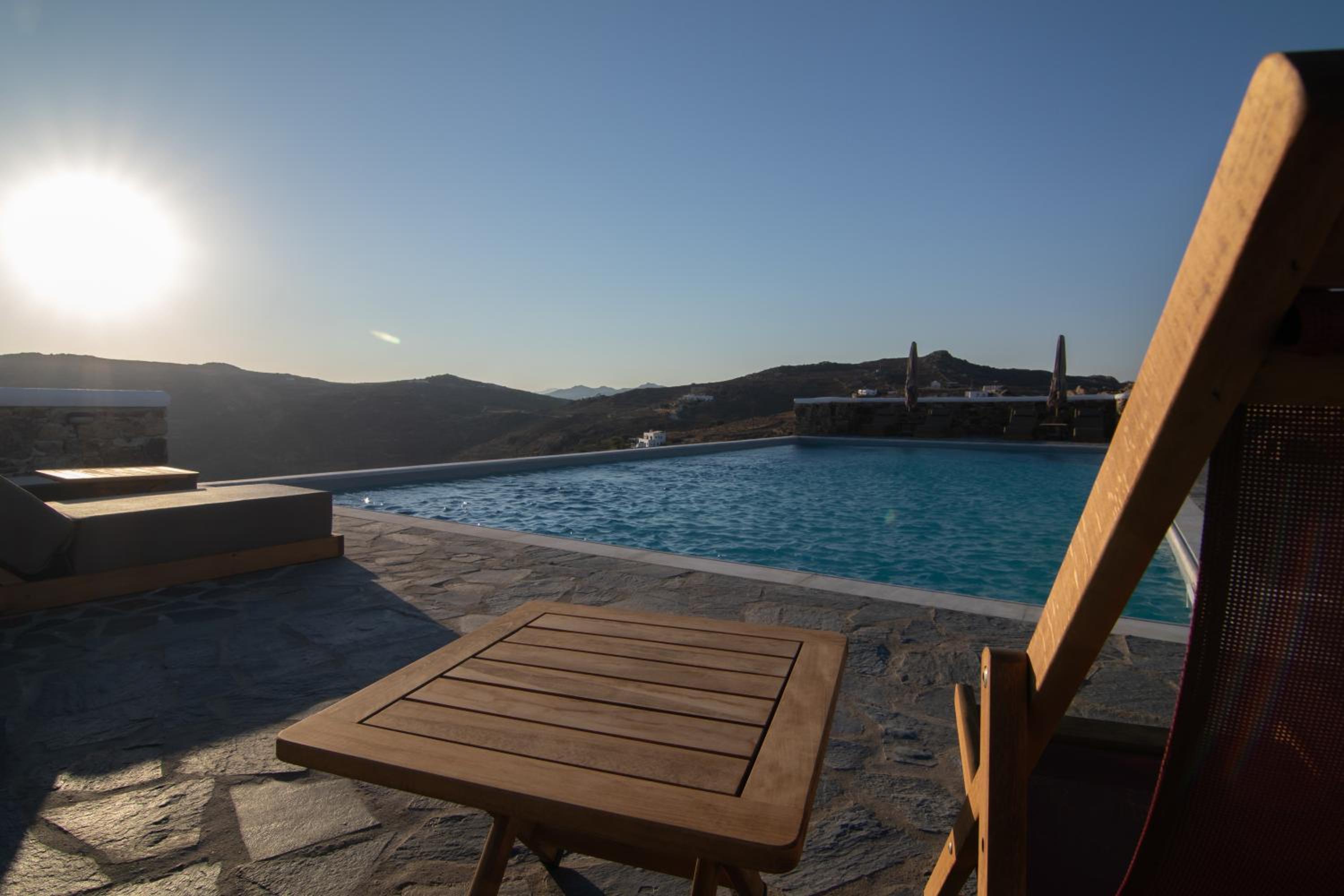 Thronos Suites
