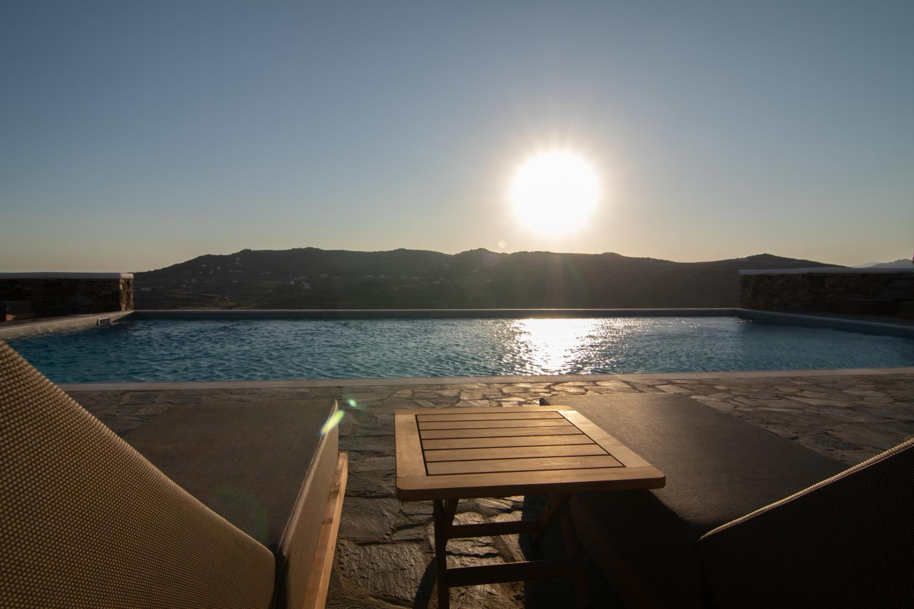Thronos Suites