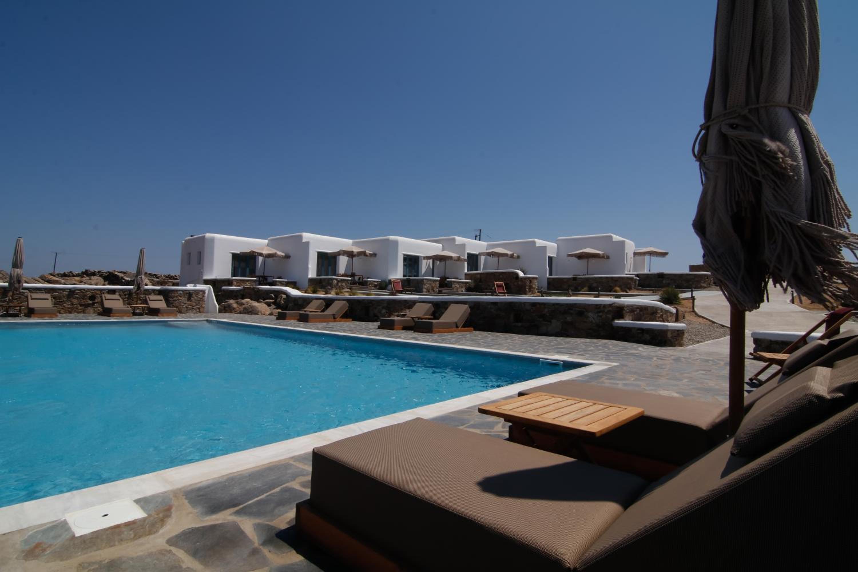 Thronos Suites