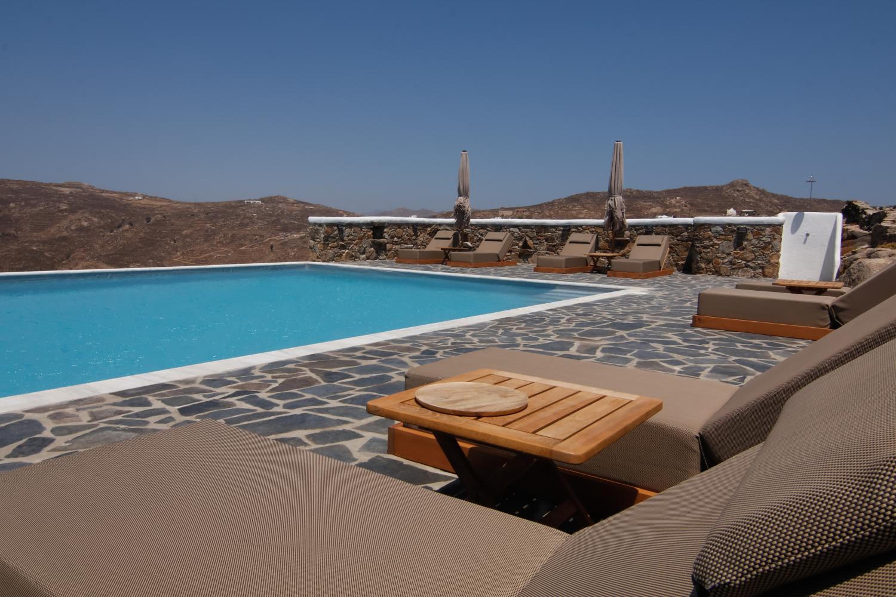 Thronos Suites