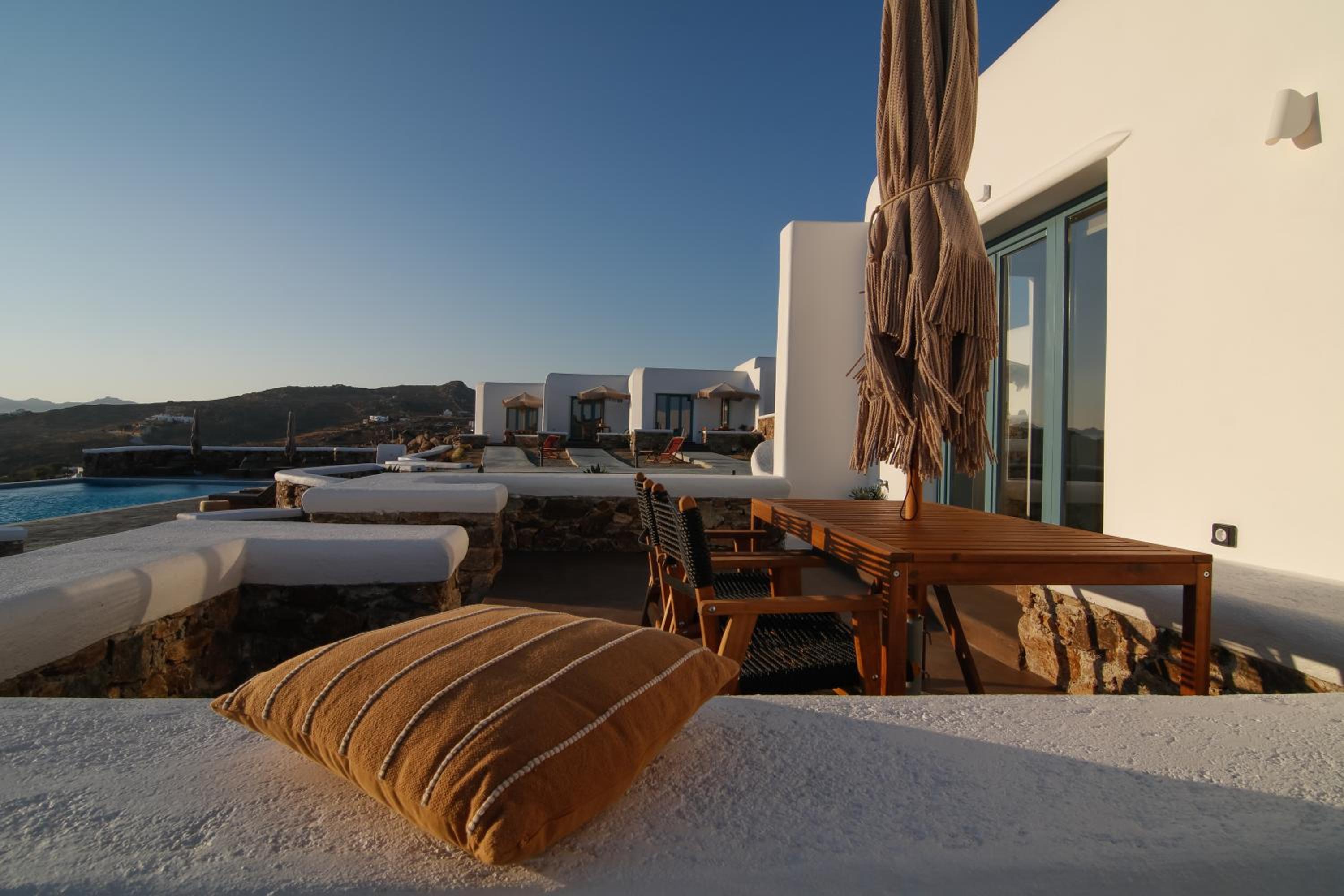 Thronos Suites