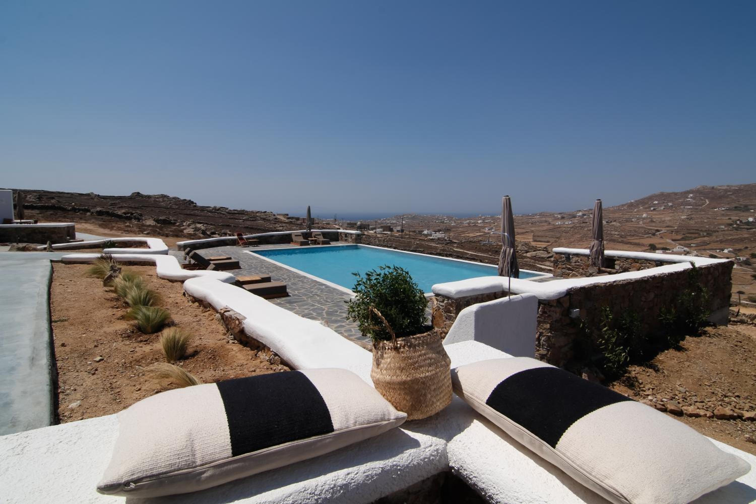 Thronos Suites