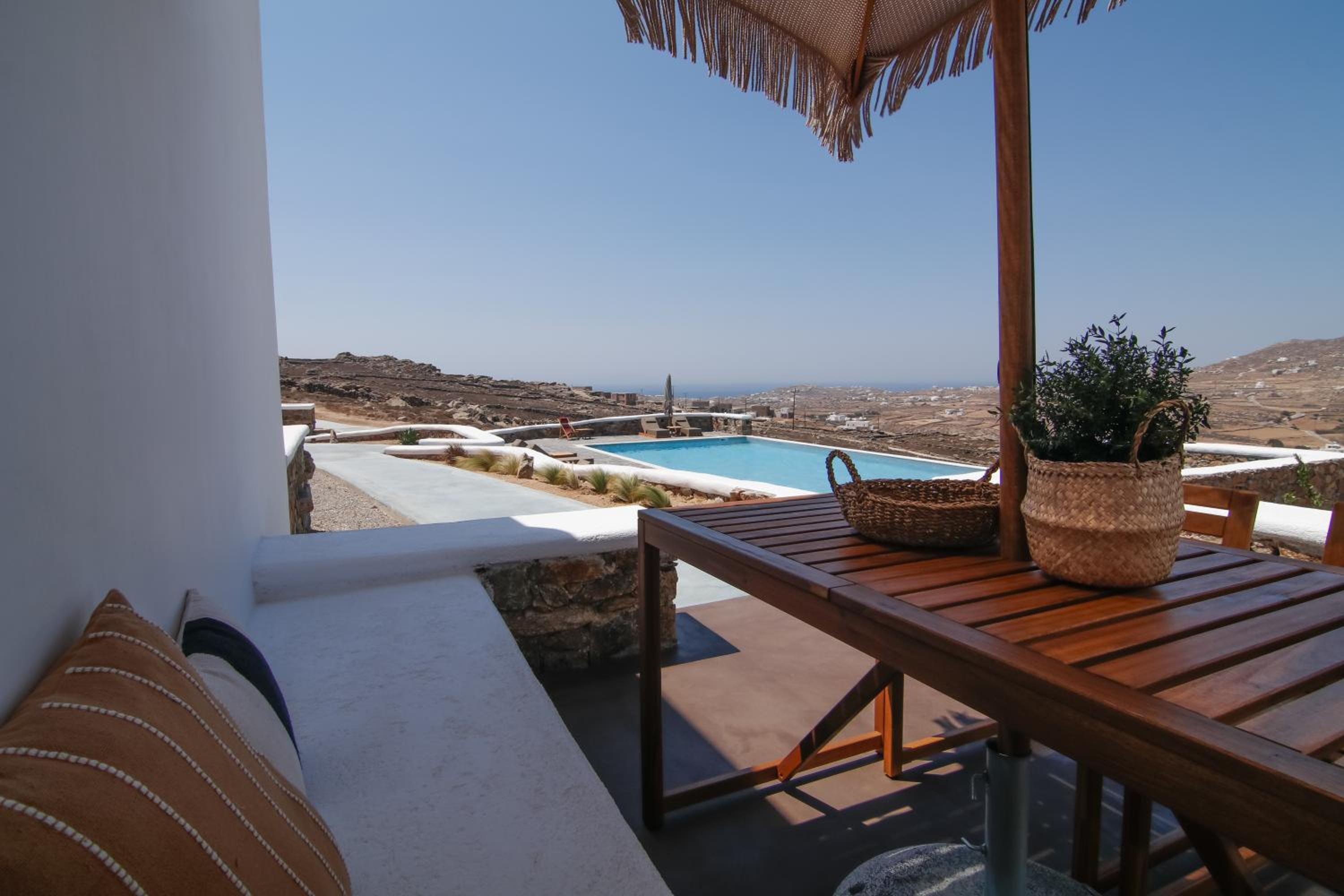 Thronos Suites