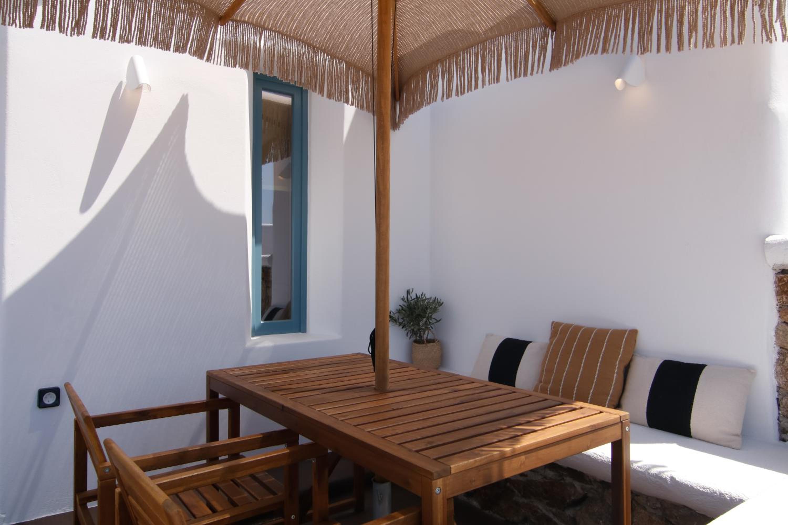 Thronos Suites