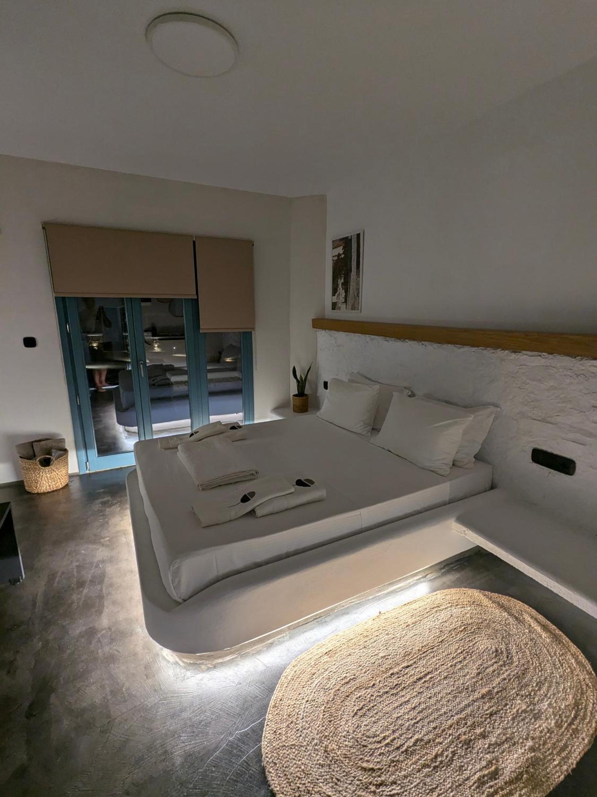 Thronos Suites