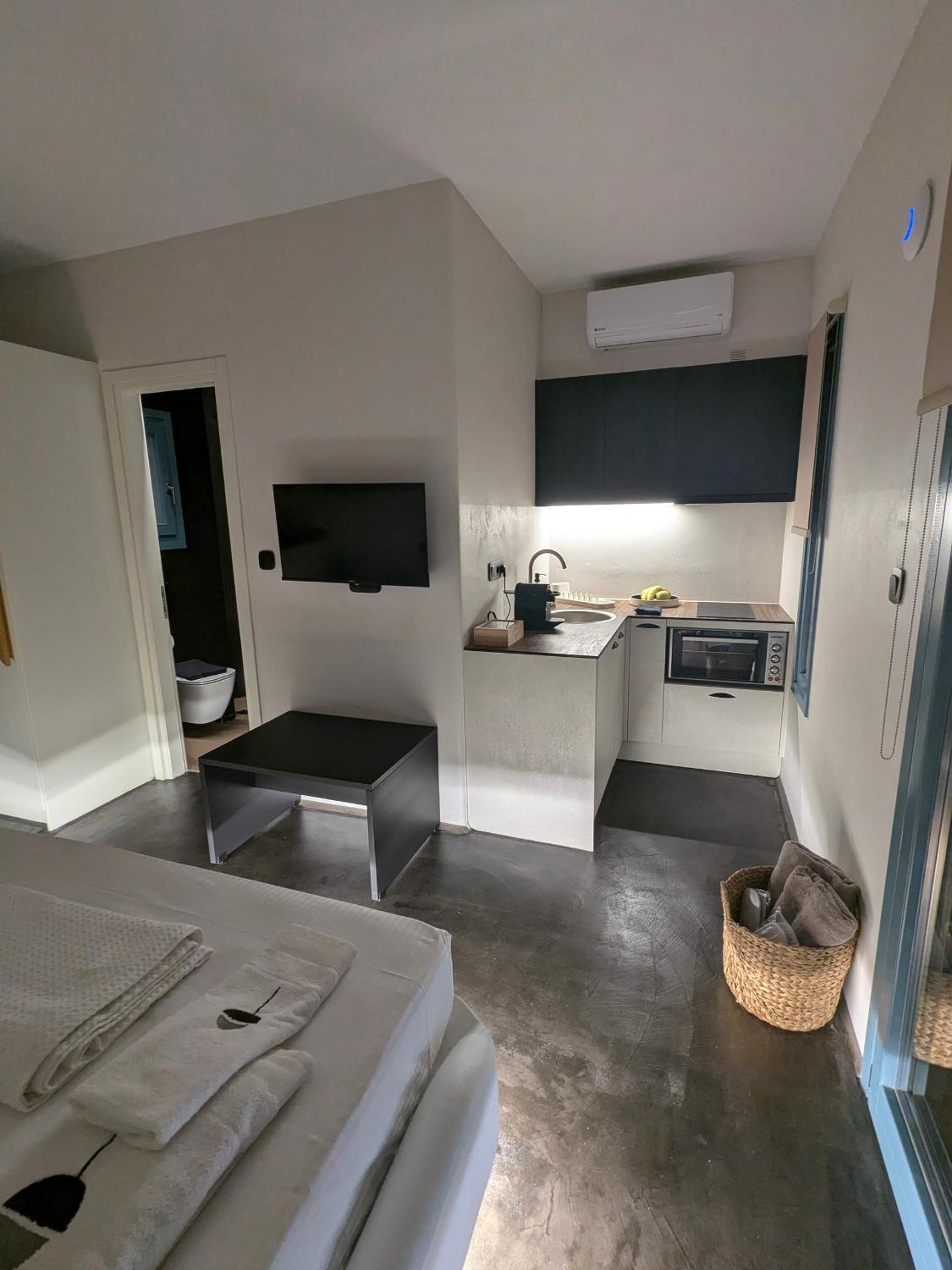Thronos Suites