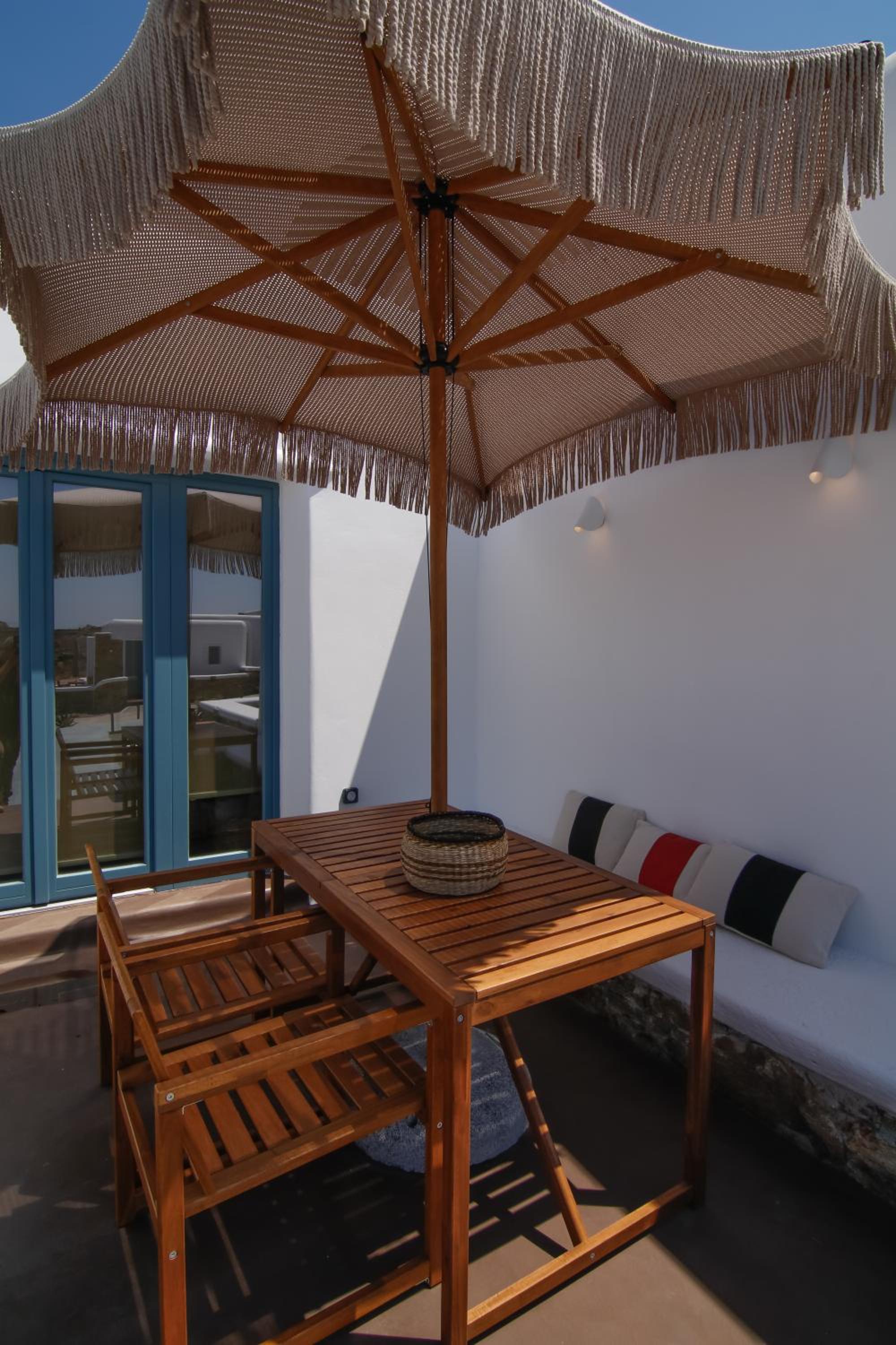 Thronos Suites
