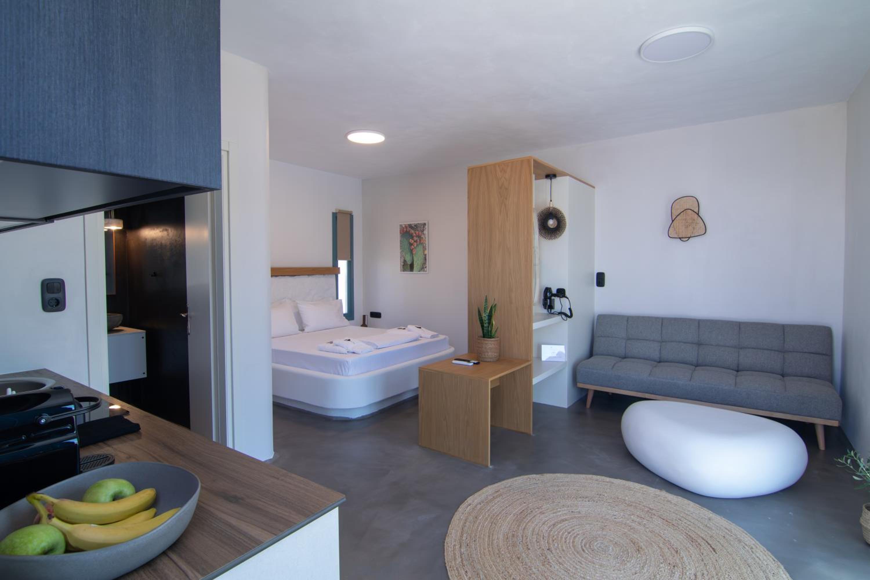 Thronos Suites