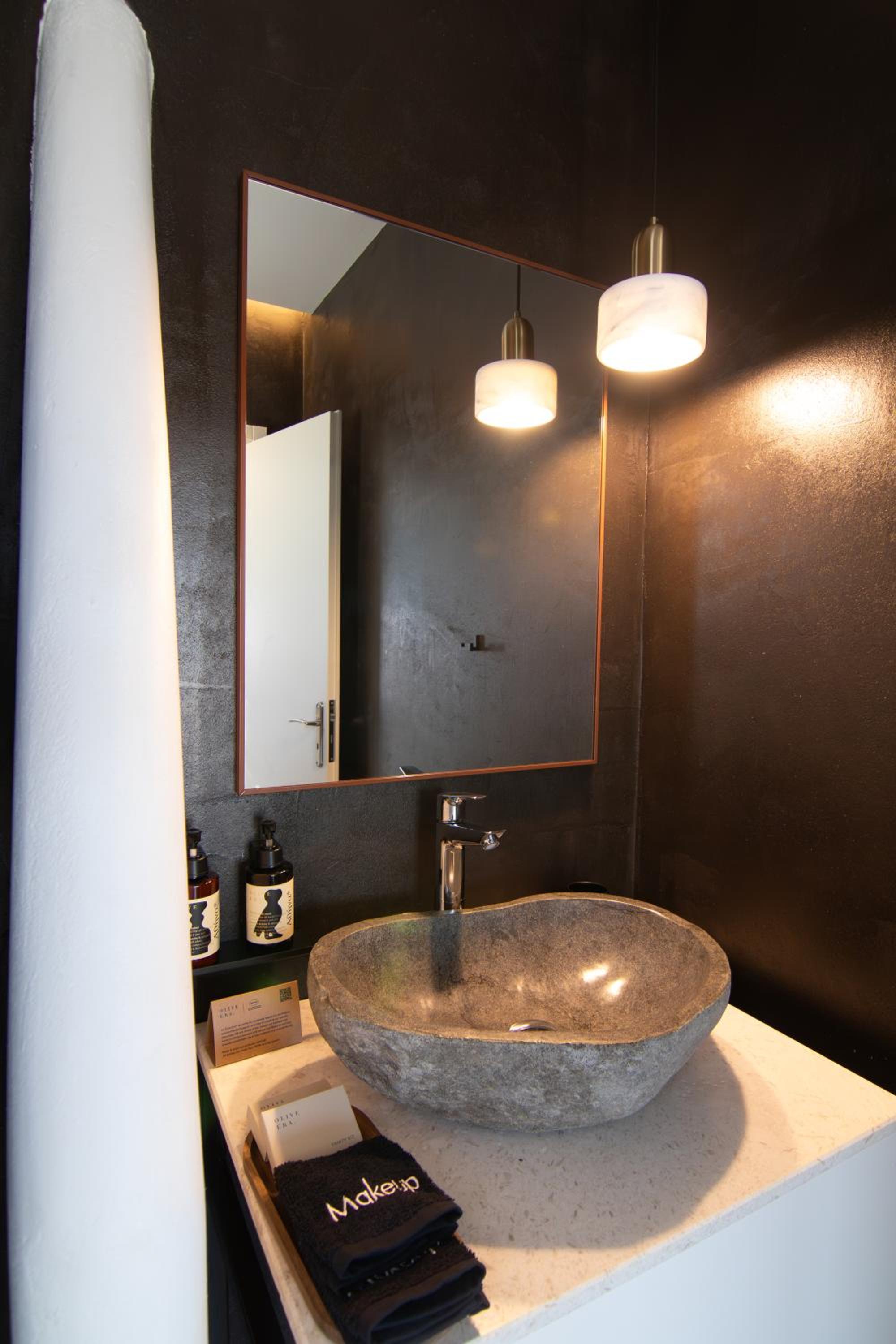 Thronos Suites