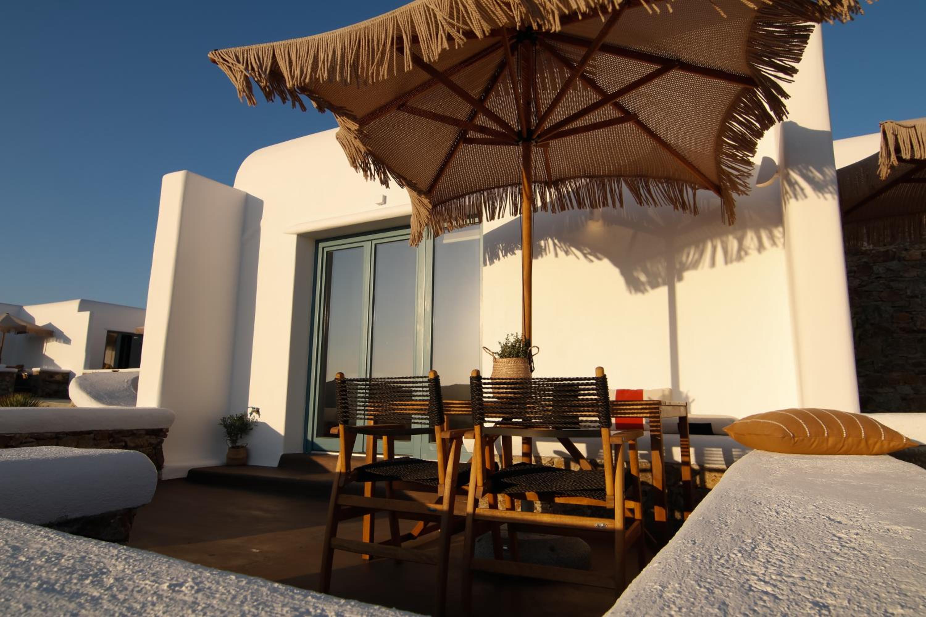 Thronos Suites