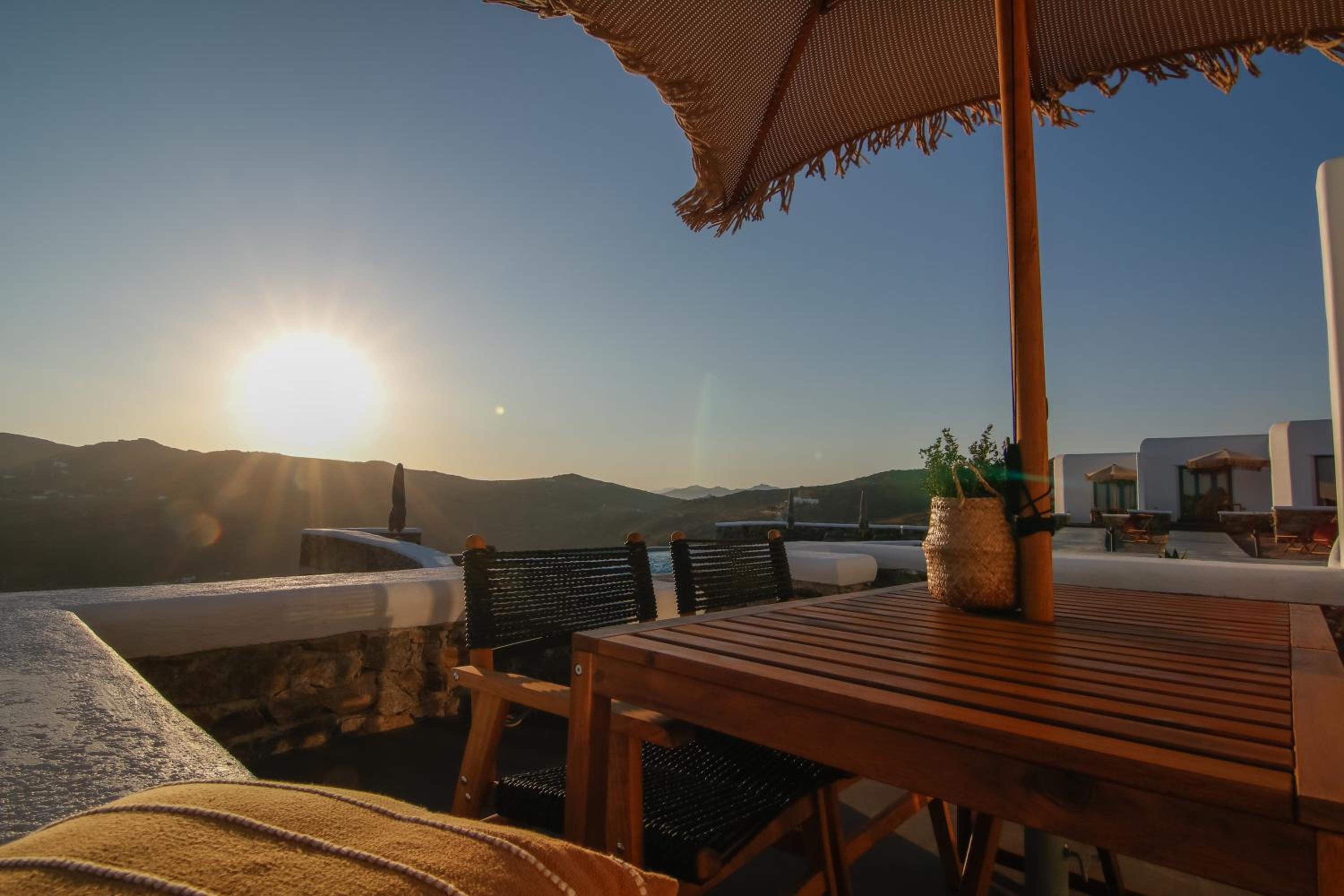 Thronos Suites