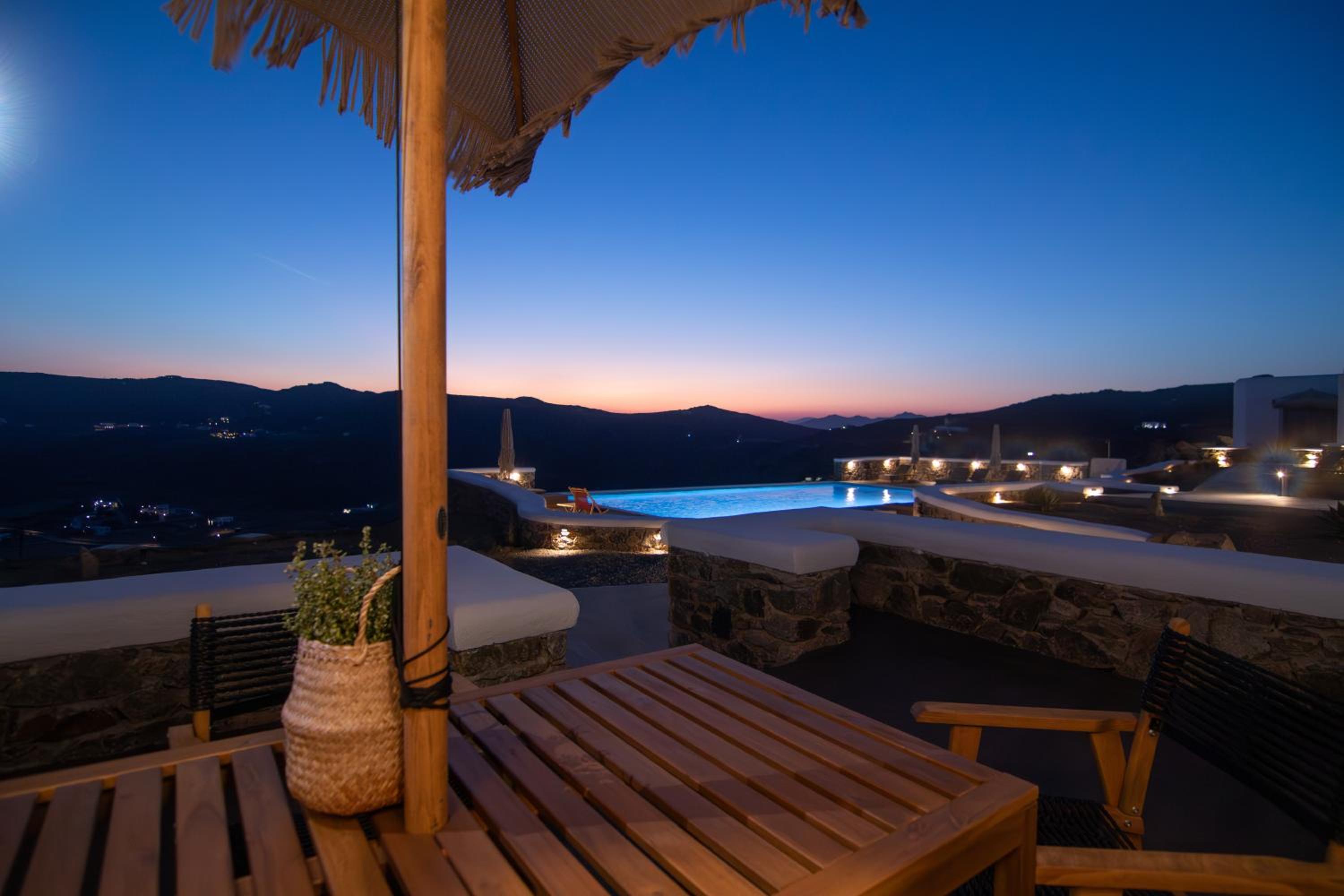 Thronos Suites
