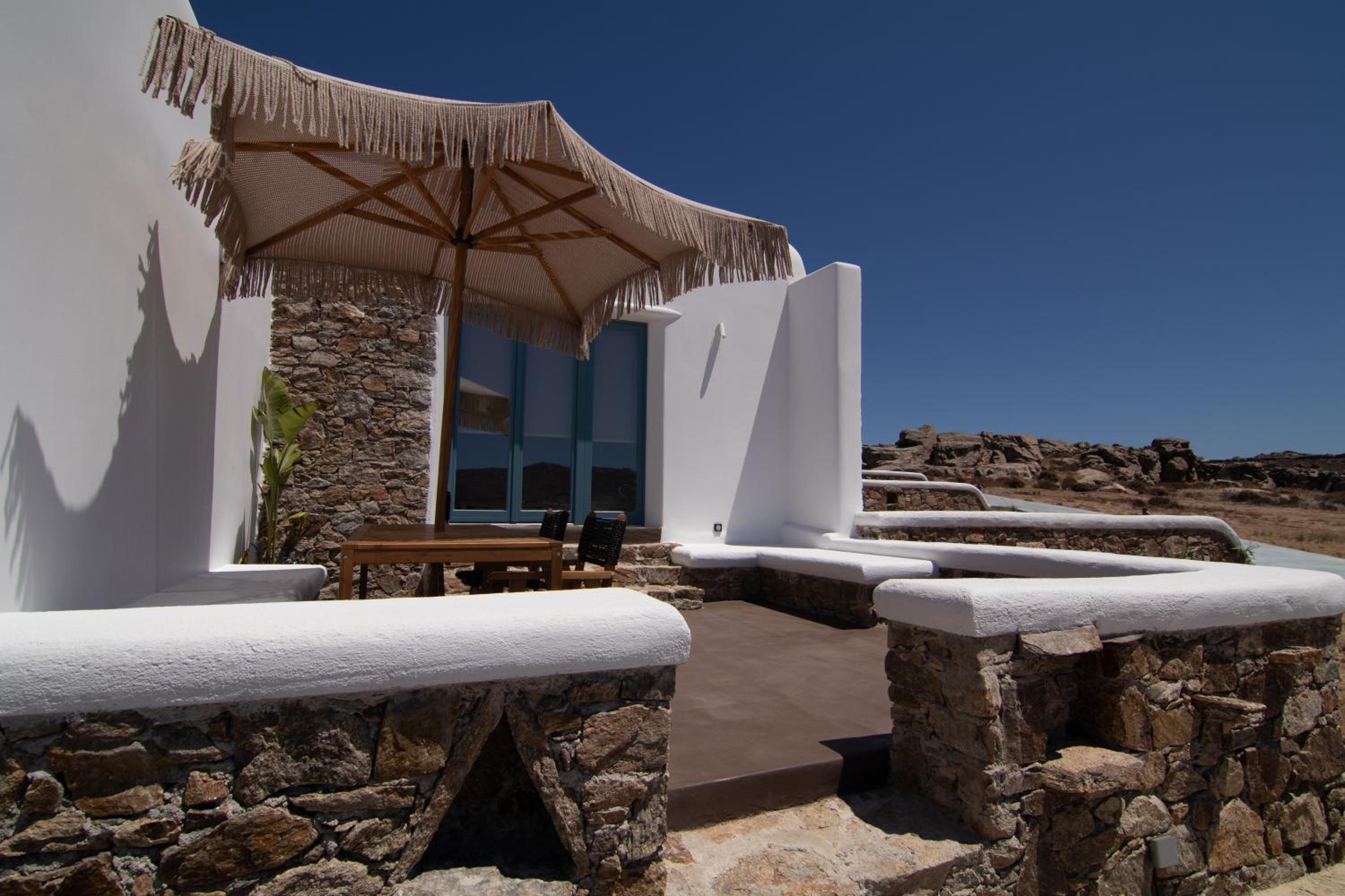 Thronos Suites