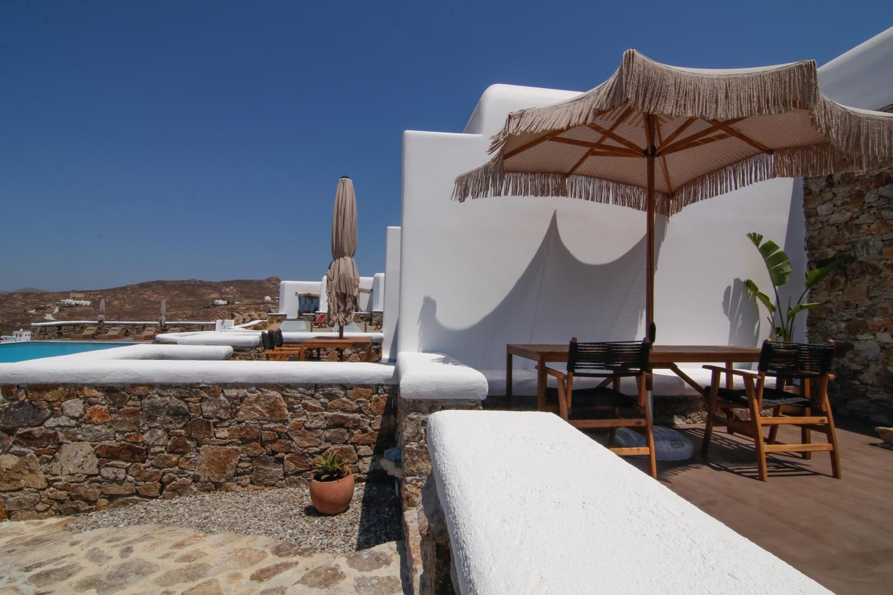 Thronos Suites