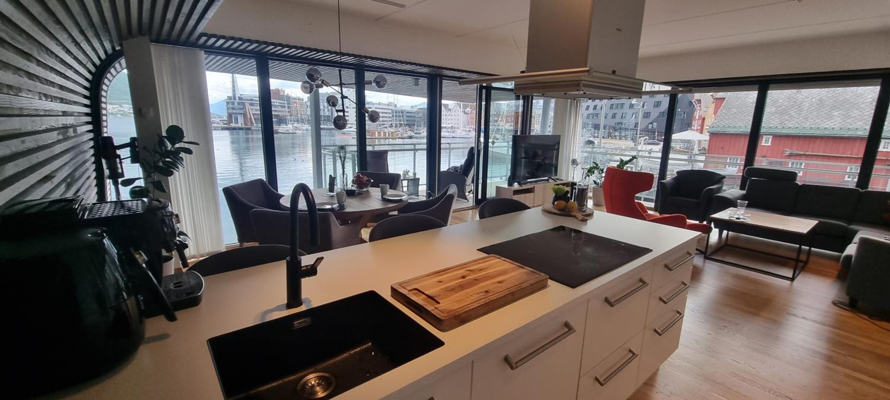 The Seaview Suite - Tromsø harbour! view 4