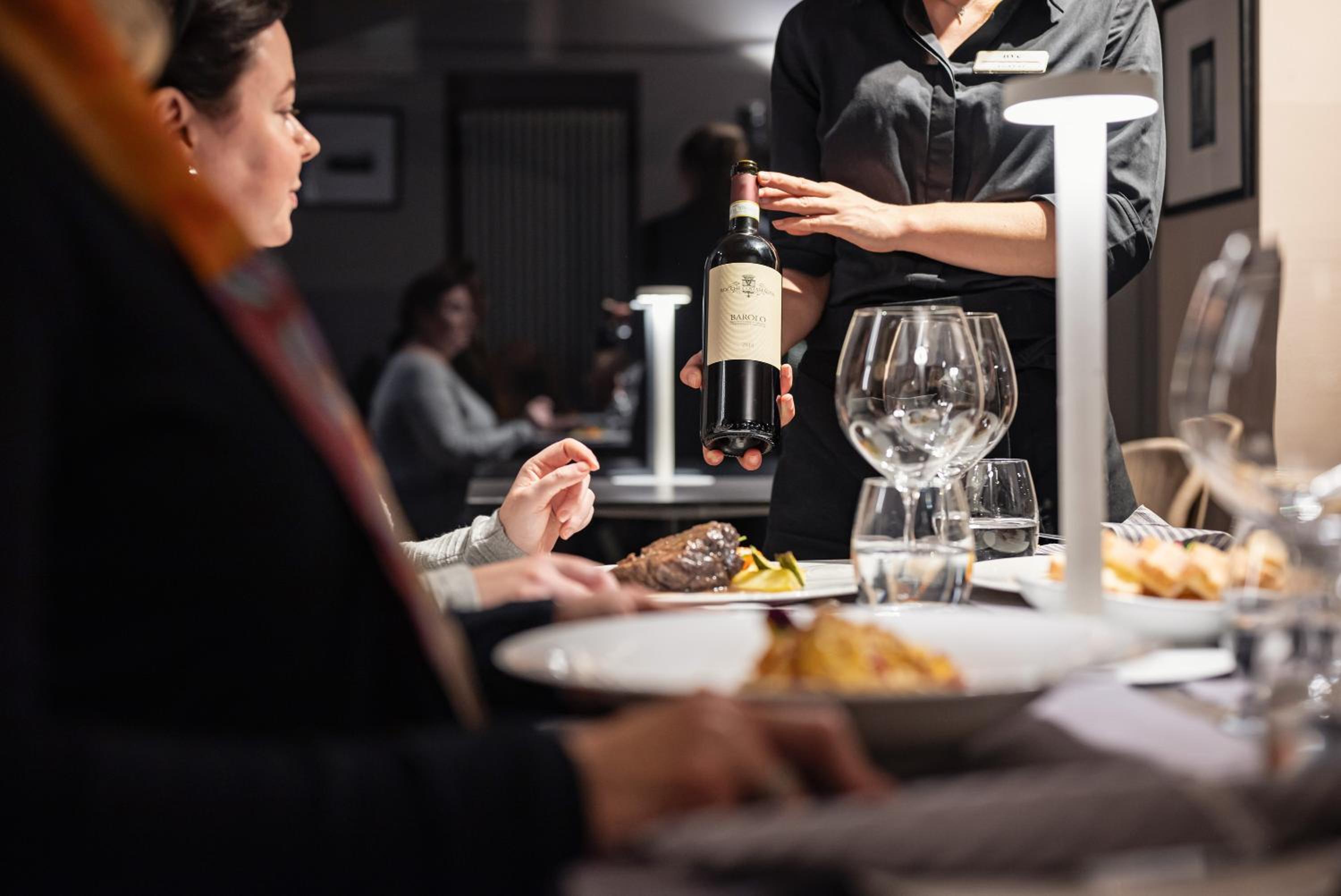 Uve Rooms & Wine Bar