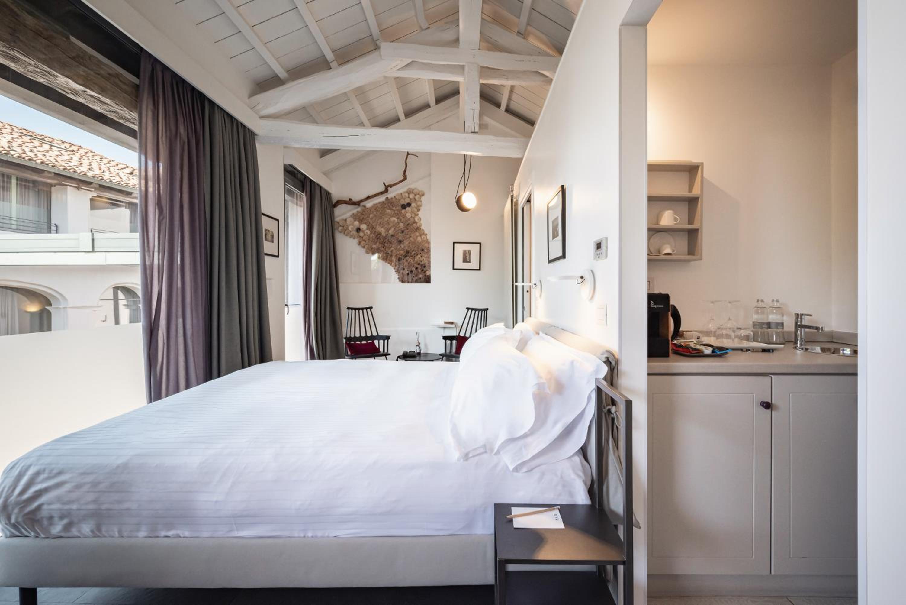 Uve Rooms & Wine Bar