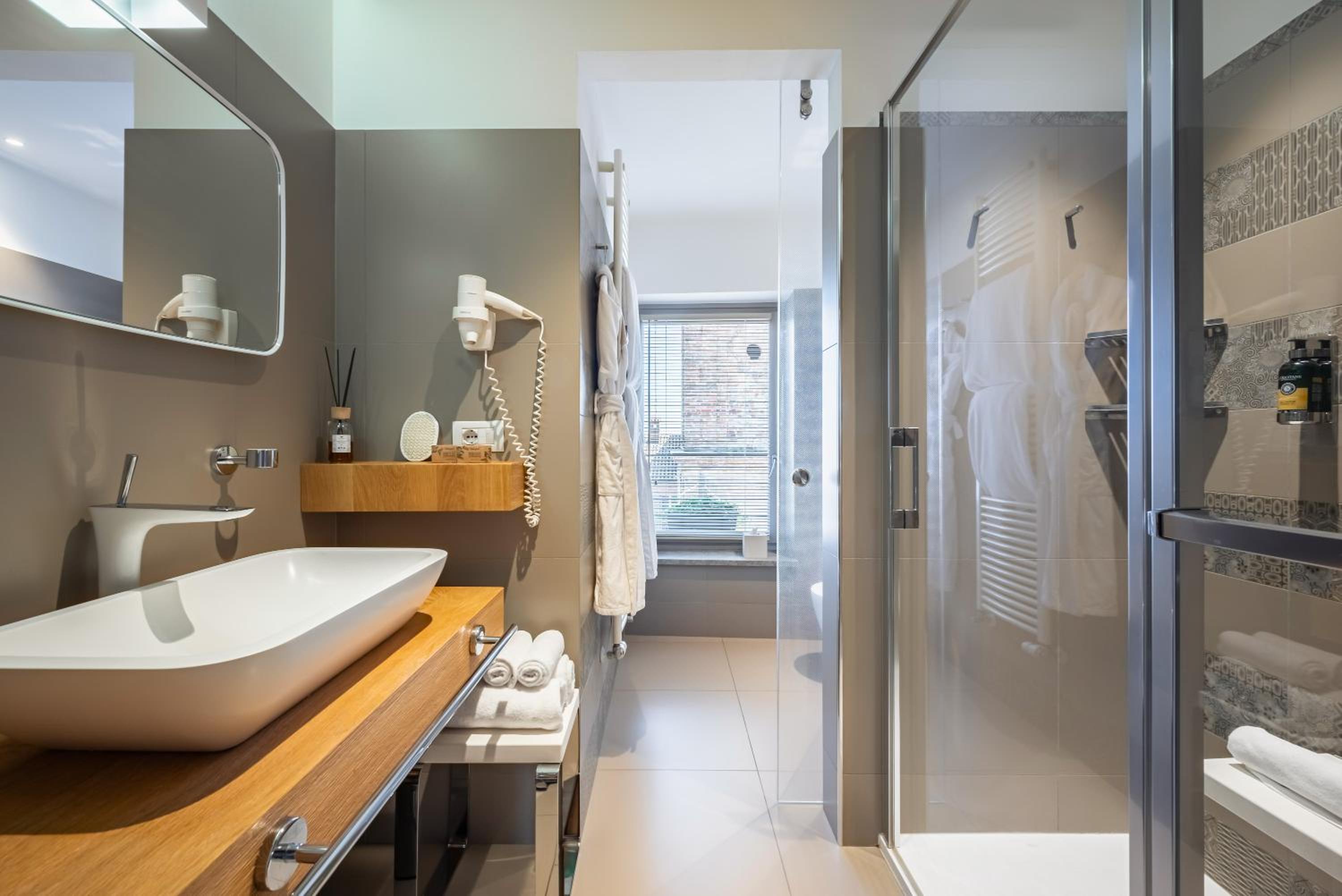 Uve Rooms & Wine Bar