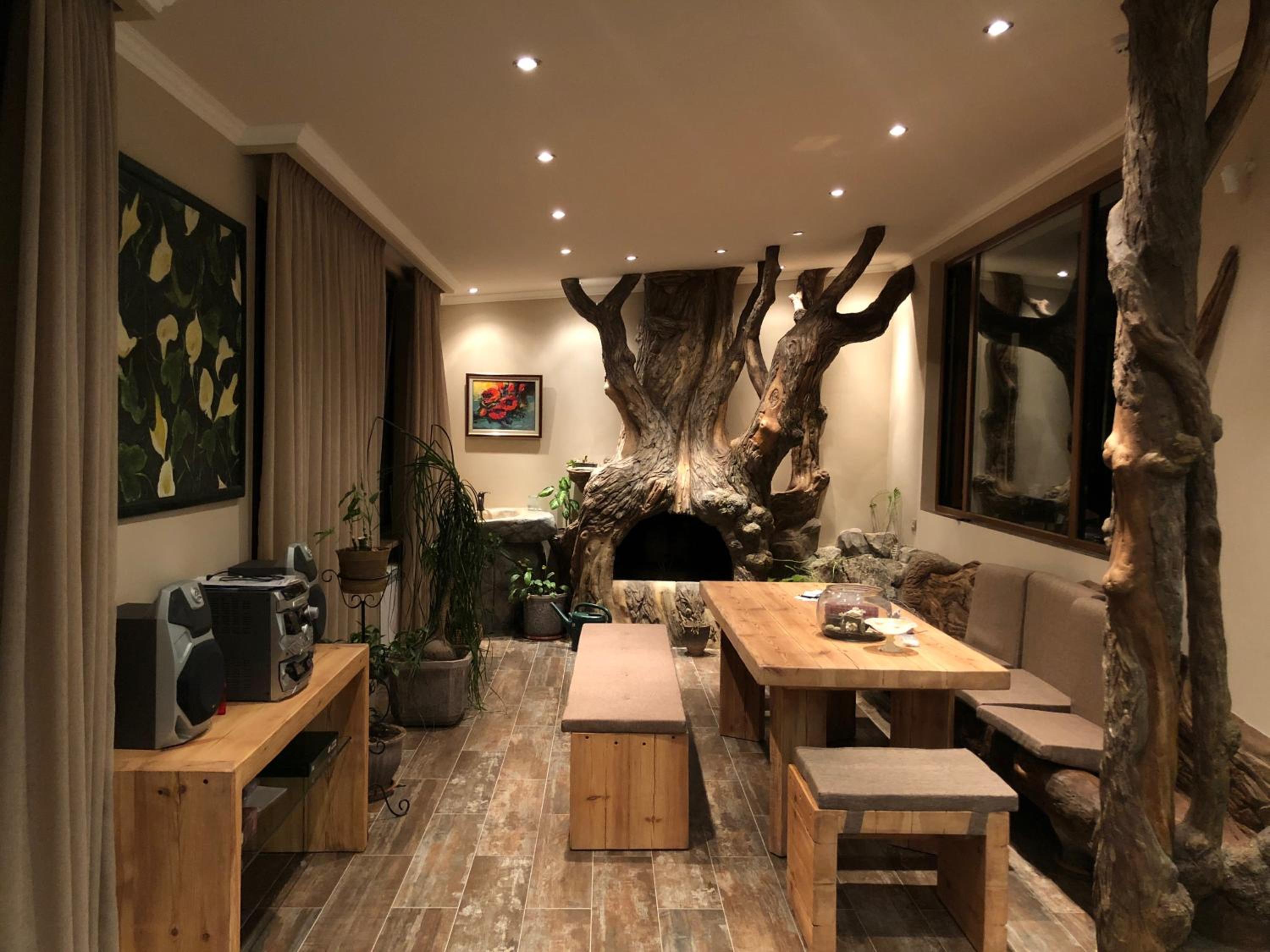 The Oaktree House In The Very Heart Of The City