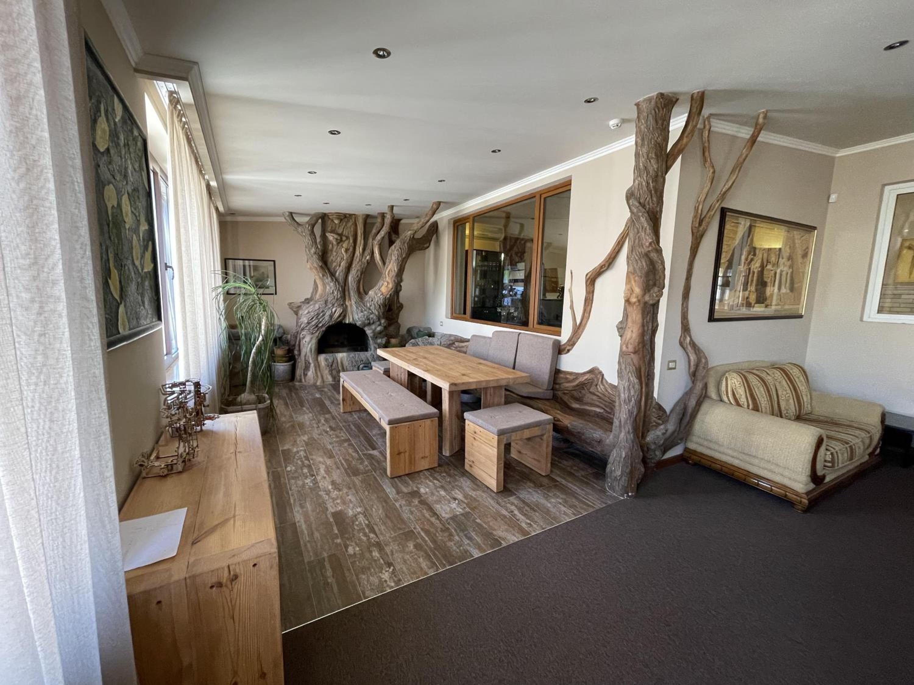 The Oaktree House In The Very Heart Of The City