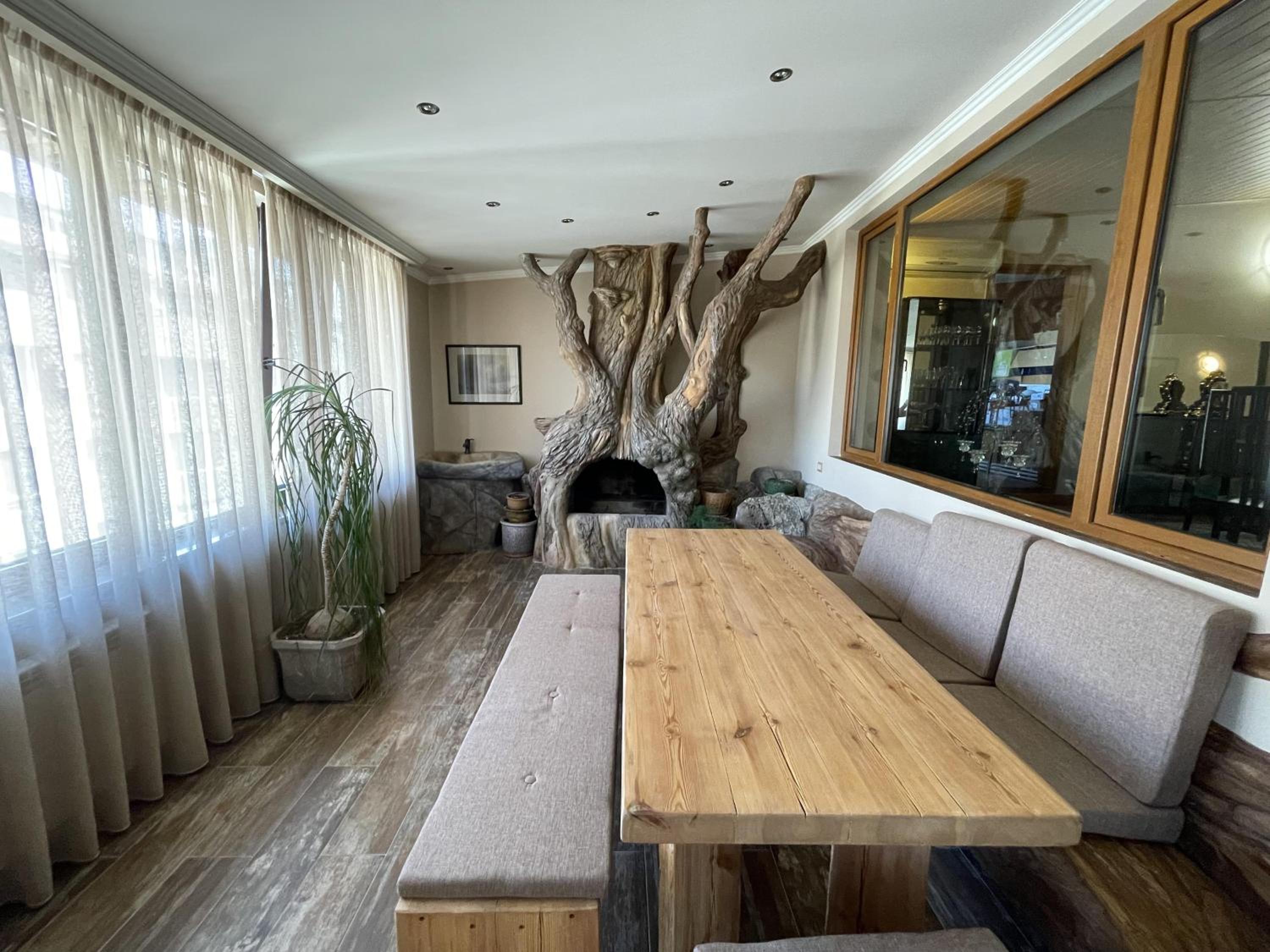 The Oaktree House In The Very Heart Of The City