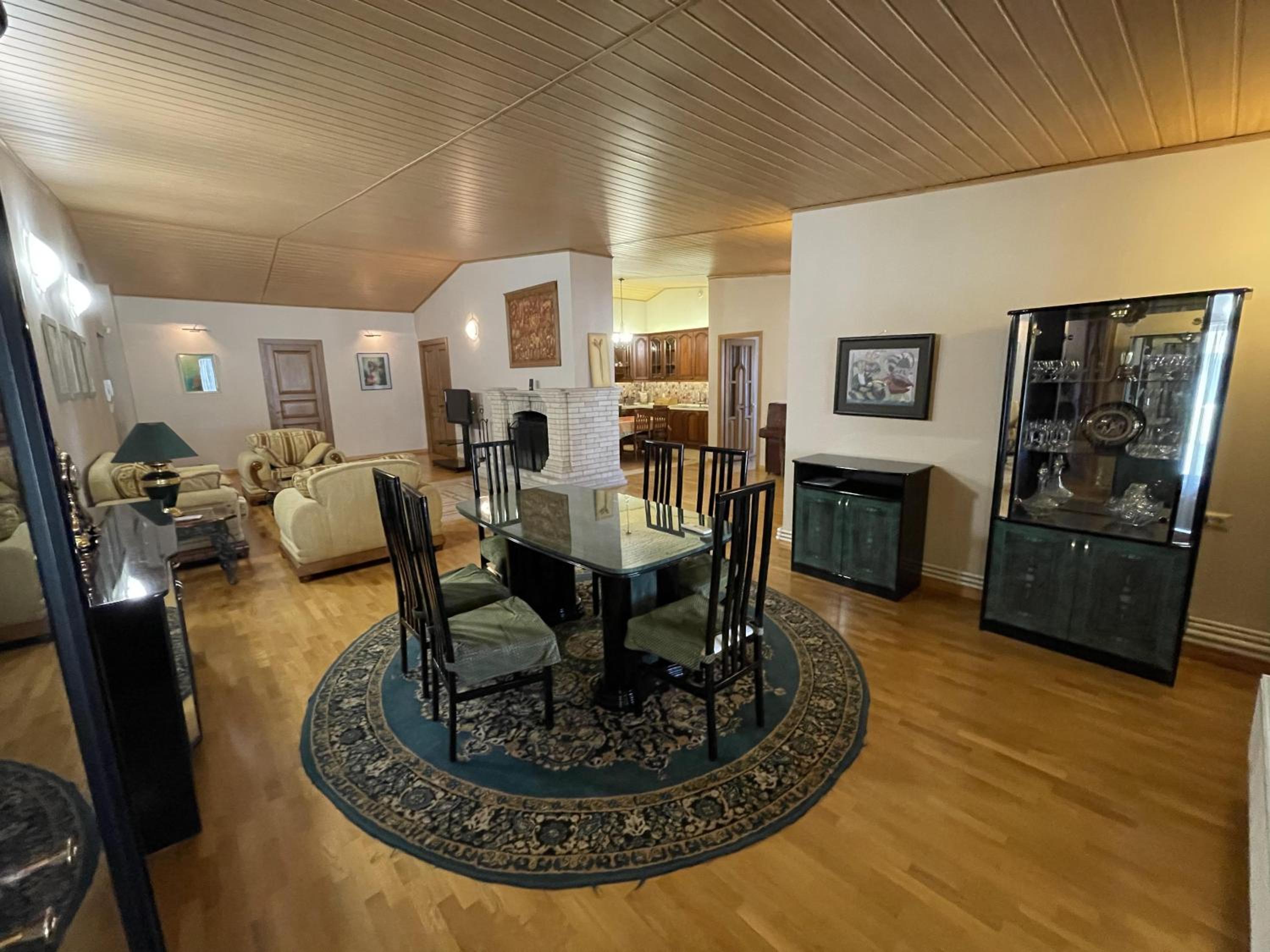 The Oaktree House In The Very Heart Of The City