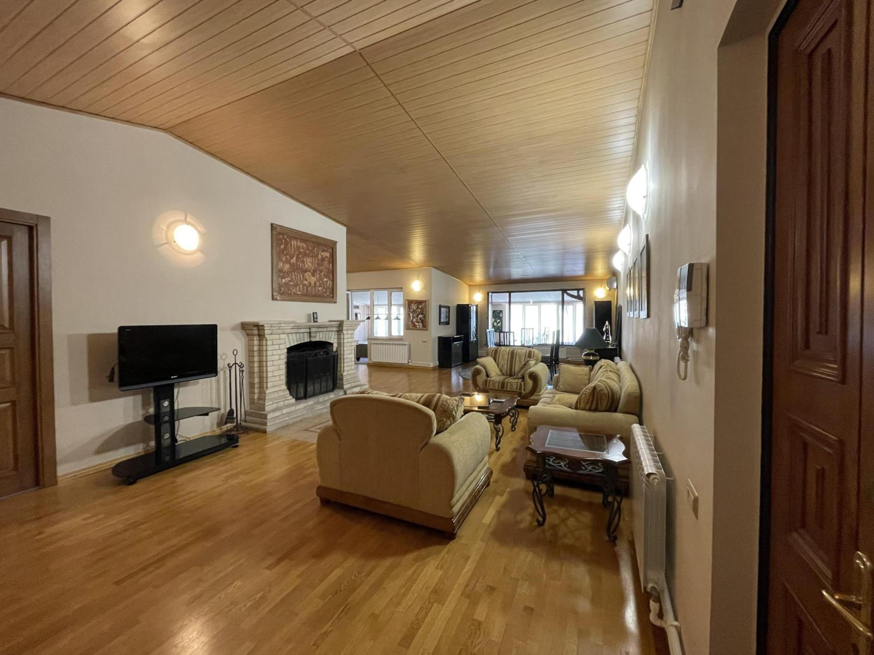 The Oaktree House In The Very Heart Of The City
