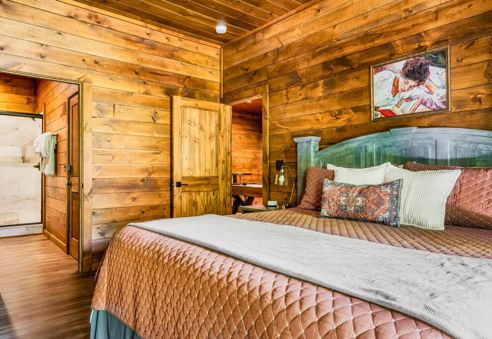 Modern Cabin with King Beds, Fire pit, Hot tub & 5 miles to Dollwd view 4