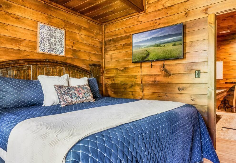 Modern Cabin with King Beds, Fire pit, Hot tub & 5 miles to Dollwd view 5