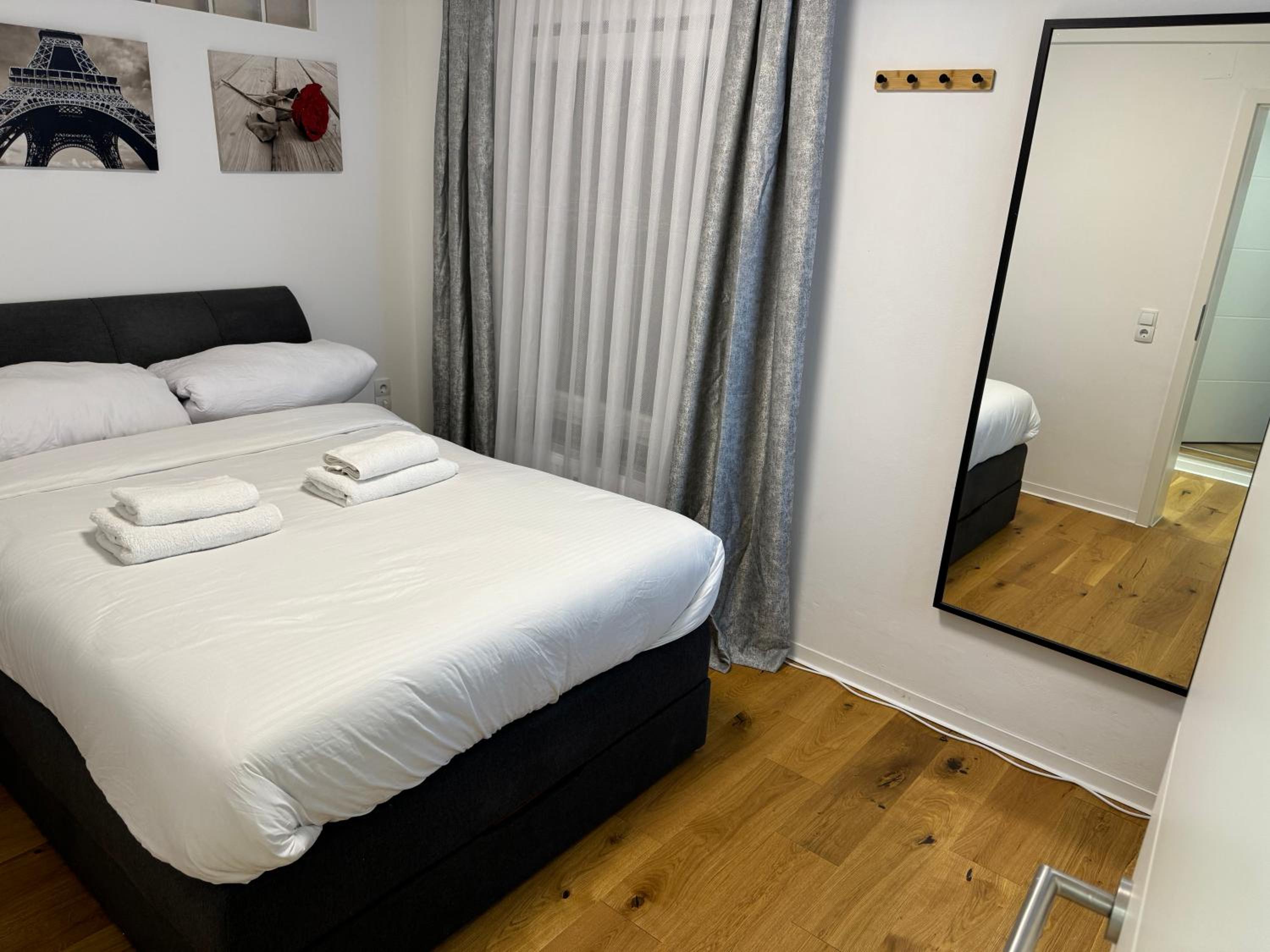 Best Central Apartment - am Marktplatz - Up to 5 - Next to Frankfurt and Hanau - Coffee and Snacks - Netflix, Prime, Disney