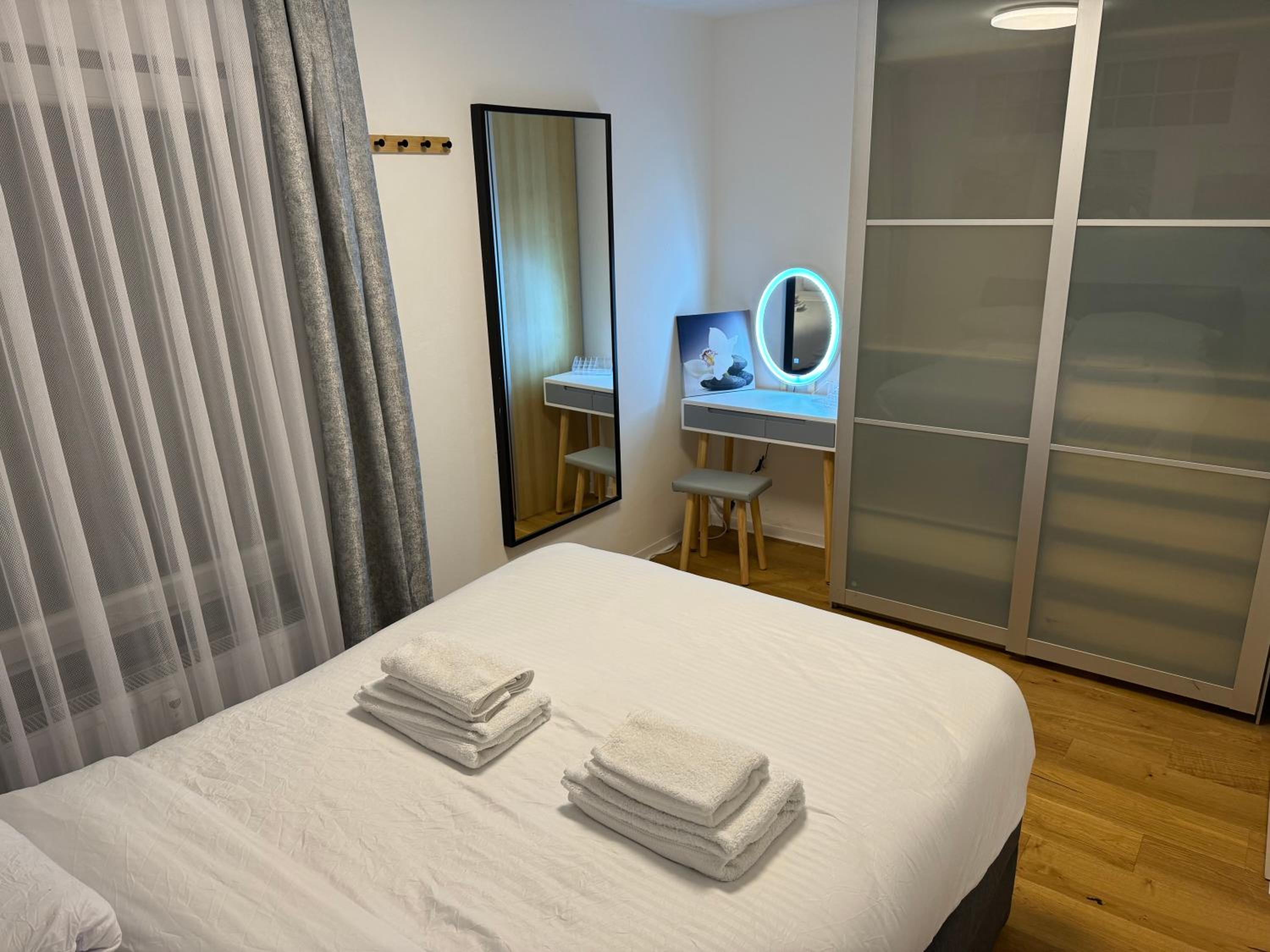 Best Central Apartment - am Marktplatz - Up to 5 - Next to Frankfurt and Hanau - Coffee and Snacks - Netflix, Prime, Disney