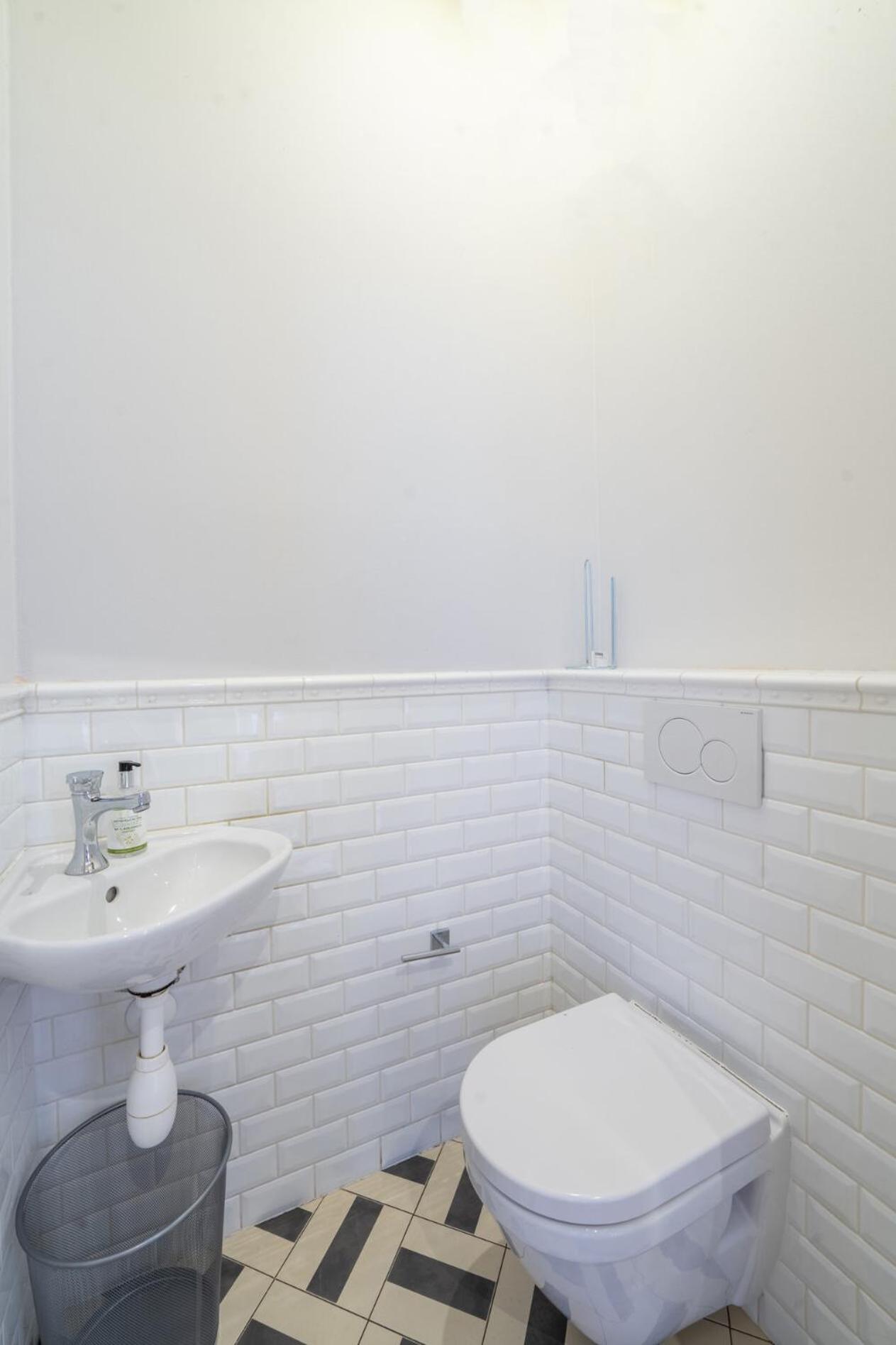 Spacious 95m2 Riverside Apartment Zborovska Prague Smichov