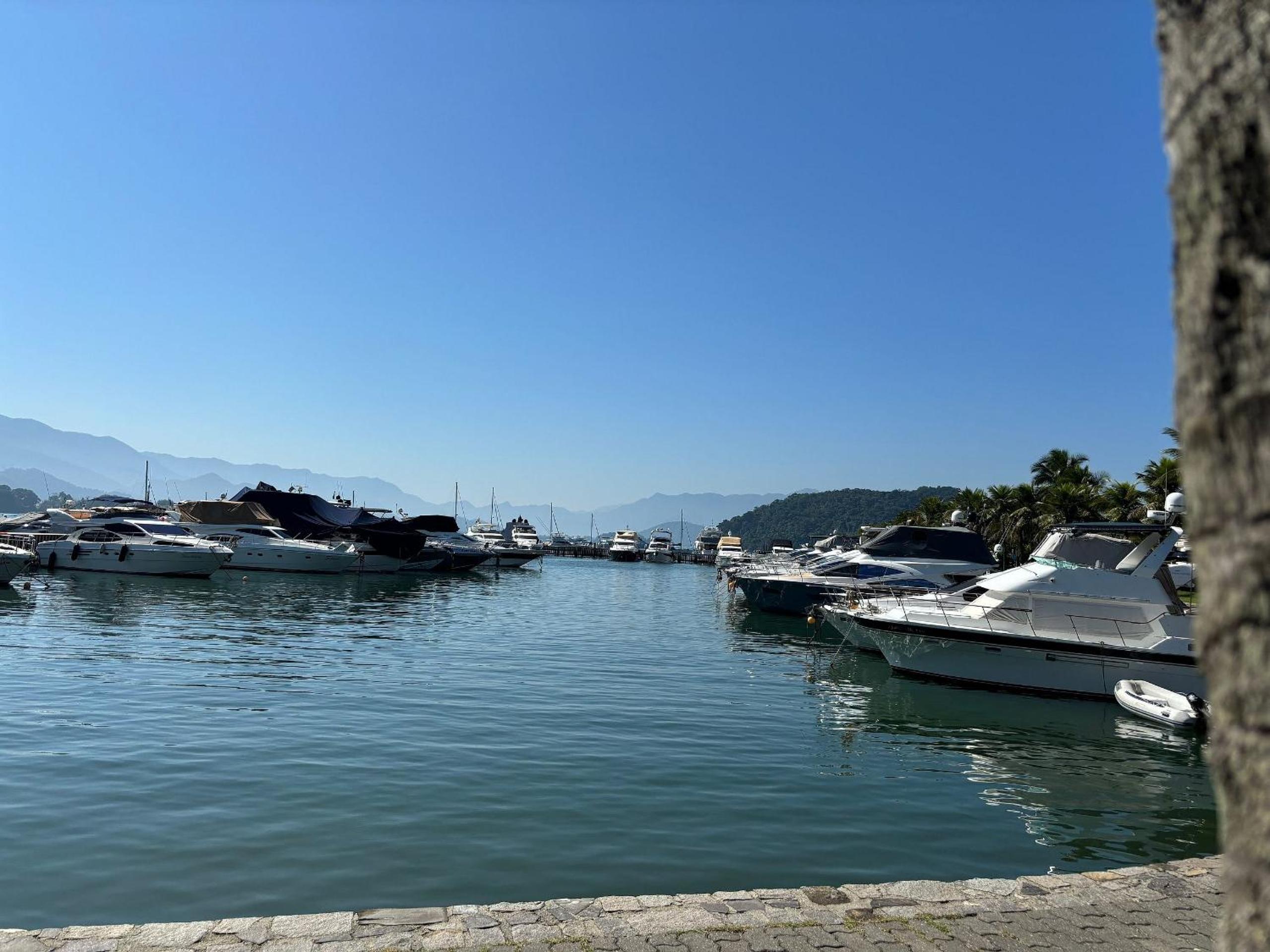 Casa em condomínio Luxuoso de Angra dos Reis que comporta até 8 pessoas.