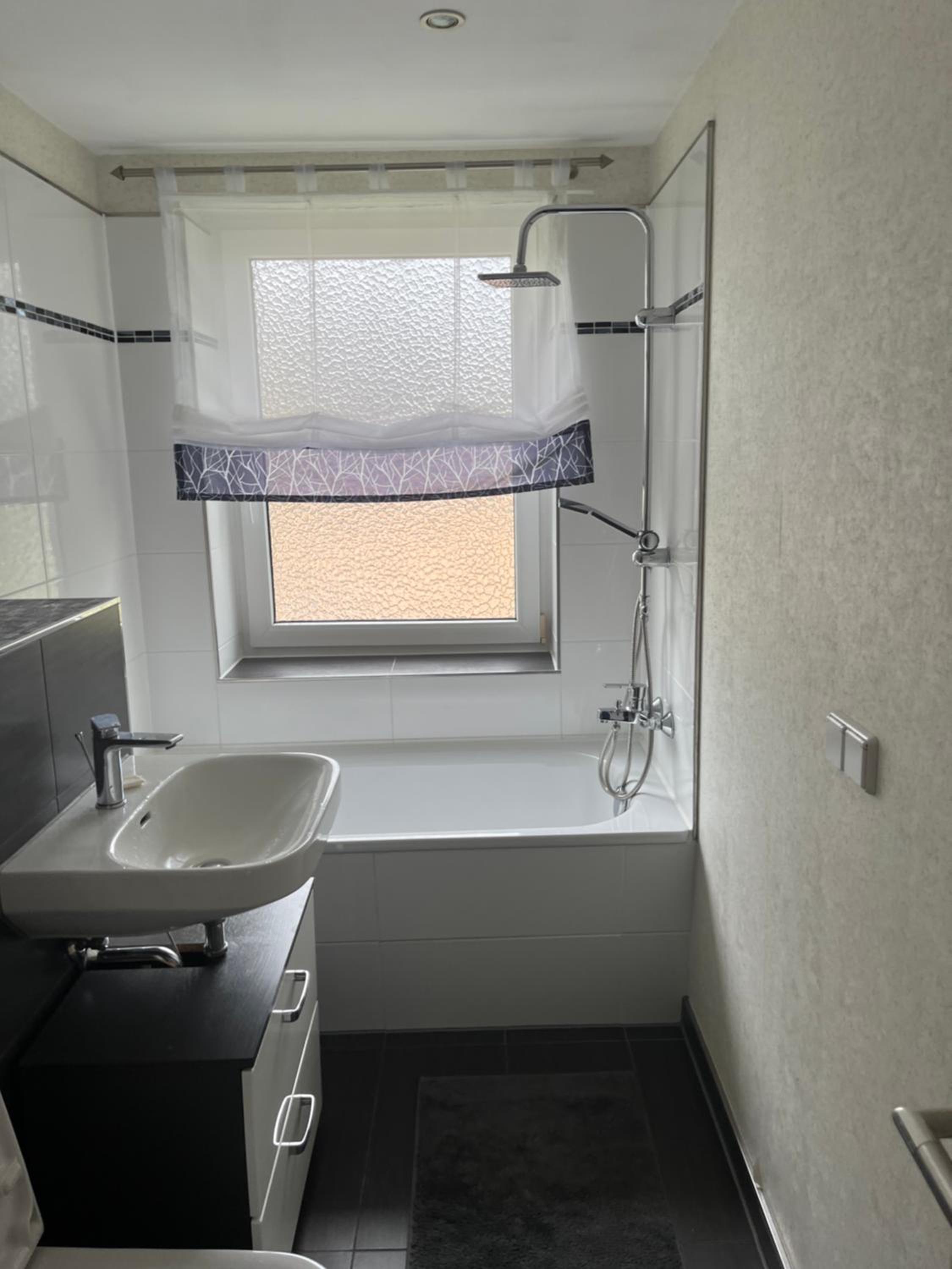 Moderne 4 Zimmer Wohnung vollausgestattet und Möbliert