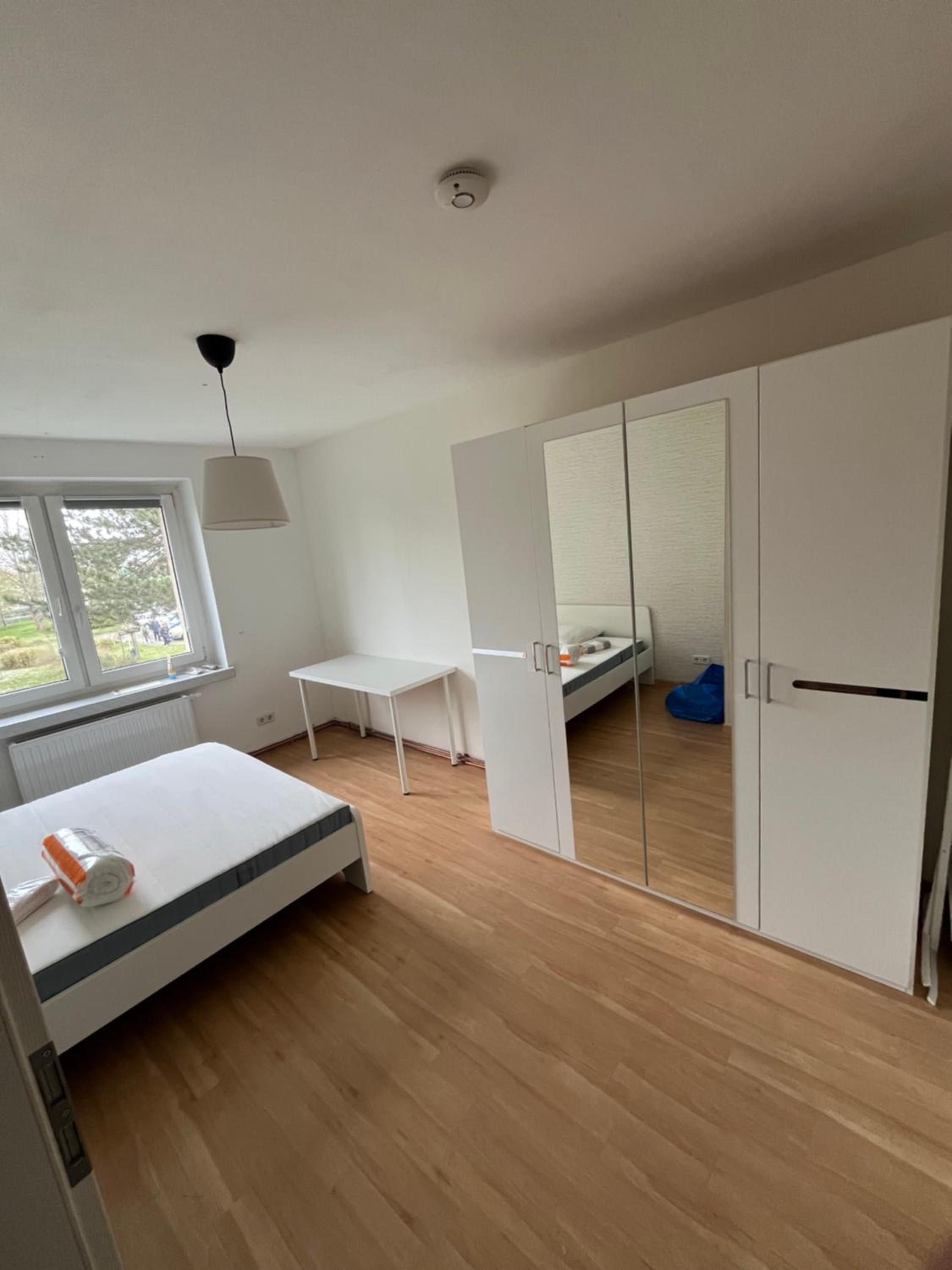 Moderne 4 Zimmer Wohnung vollausgestattet und Möbliert
