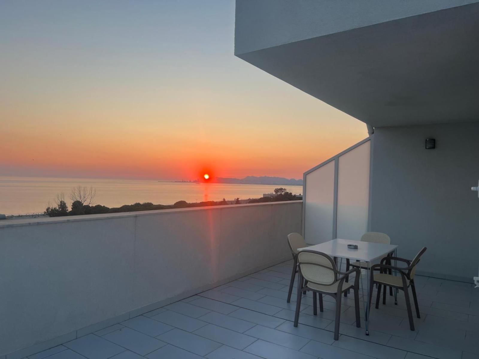 Penthouse d'exception avec Rooftop vue mer et colline 3 chambres sur 2 étages 100m de la plage