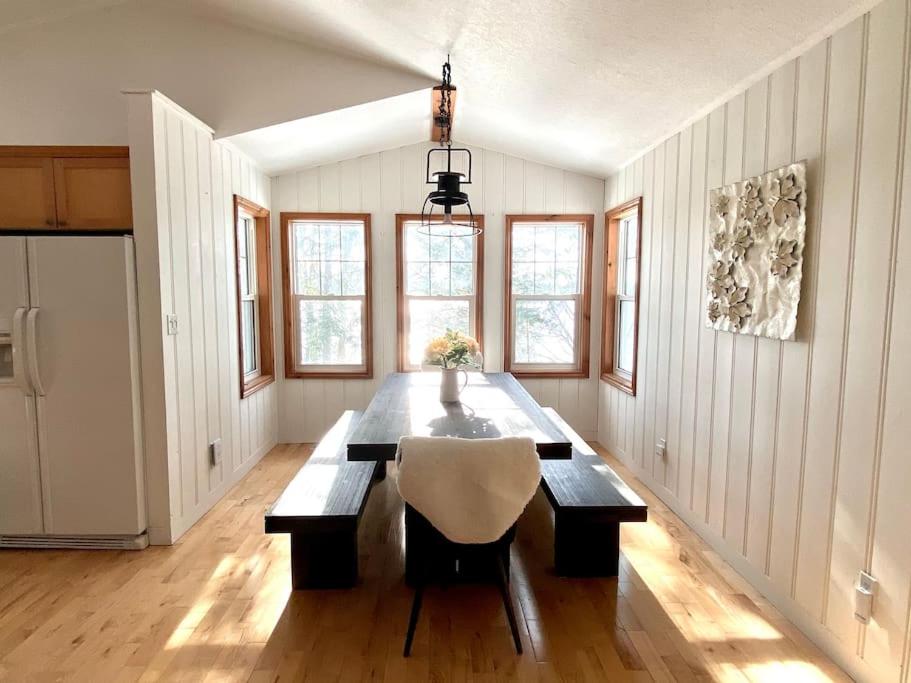 Stunning All-Seasons Muskoka Lakefront Cottage