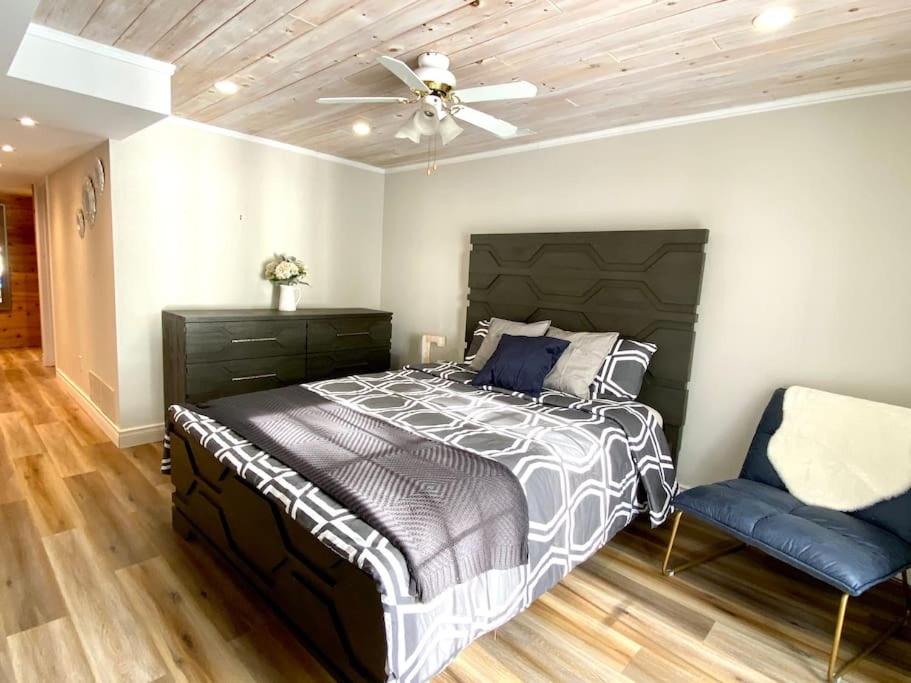 Stunning All-Seasons Muskoka Lakefront Cottage