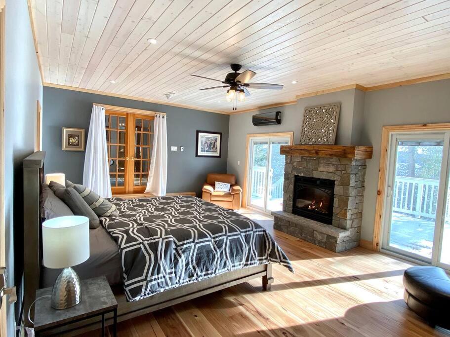 Stunning All-Seasons Muskoka Lakefront Cottage