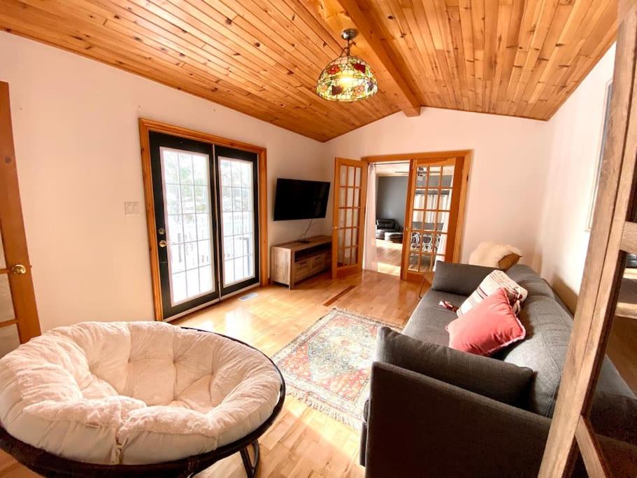 Stunning All-Seasons Muskoka Lakefront Cottage