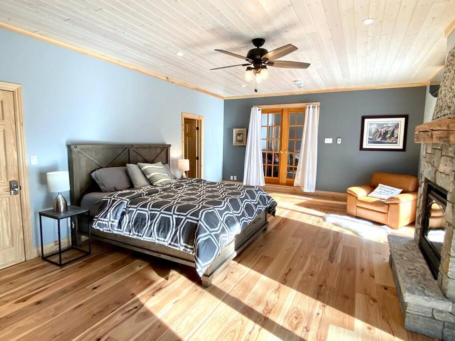 Stunning All-Seasons Muskoka Lakefront Cottage