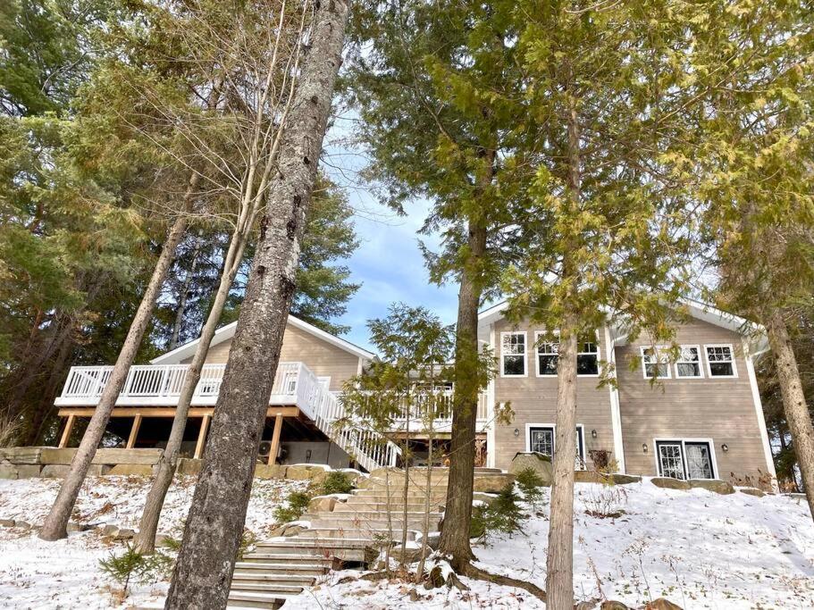 Stunning All-Seasons Muskoka Lakefront Cottage