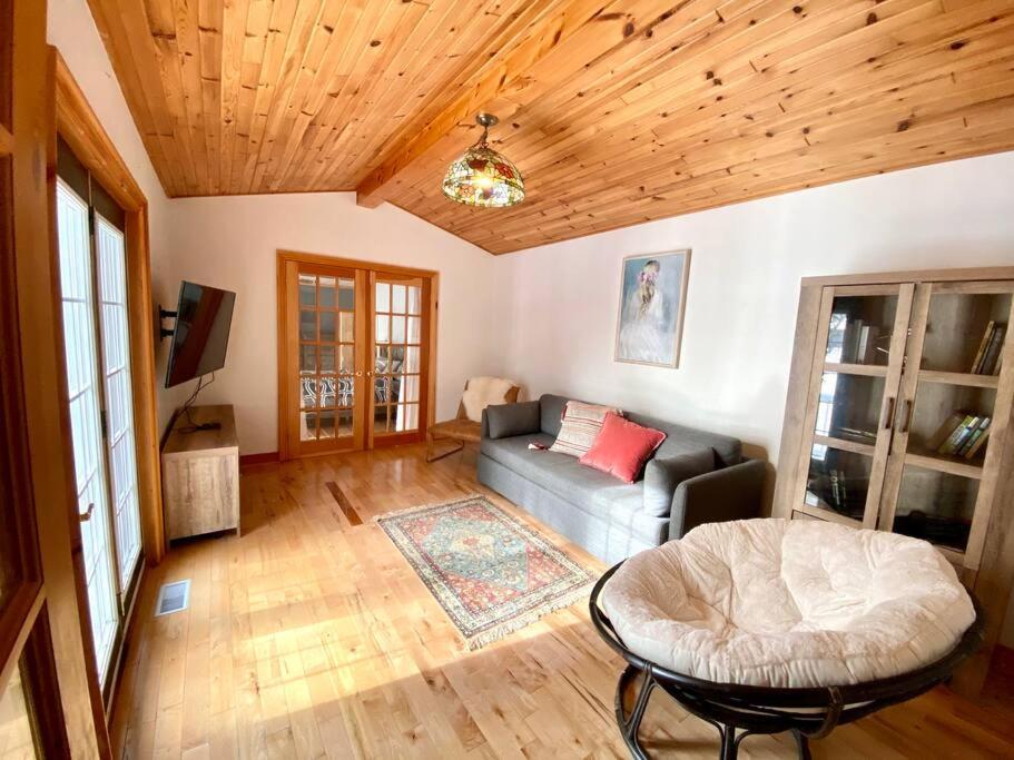 Stunning All-Seasons Muskoka Lakefront Cottage