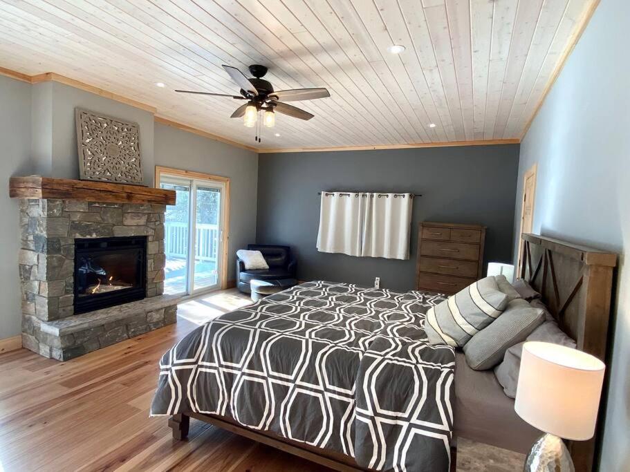 Stunning All-Seasons Muskoka Lakefront Cottage