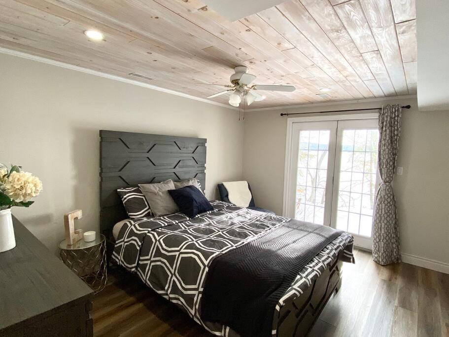 Stunning All-Seasons Muskoka Lakefront Cottage