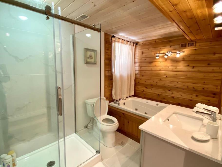 Stunning All-Seasons Muskoka Lakefront Cottage